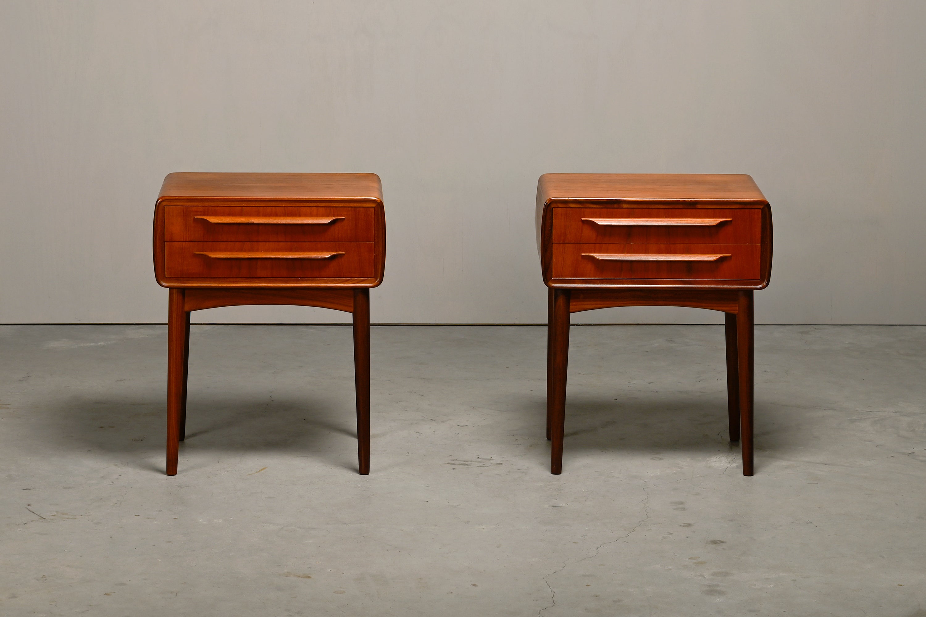 Set_of_2_Nightstands_by_Johannes_Andersen_for_CFC_Silkeborg,_Teak_&_Oak,_Denmark_1960s