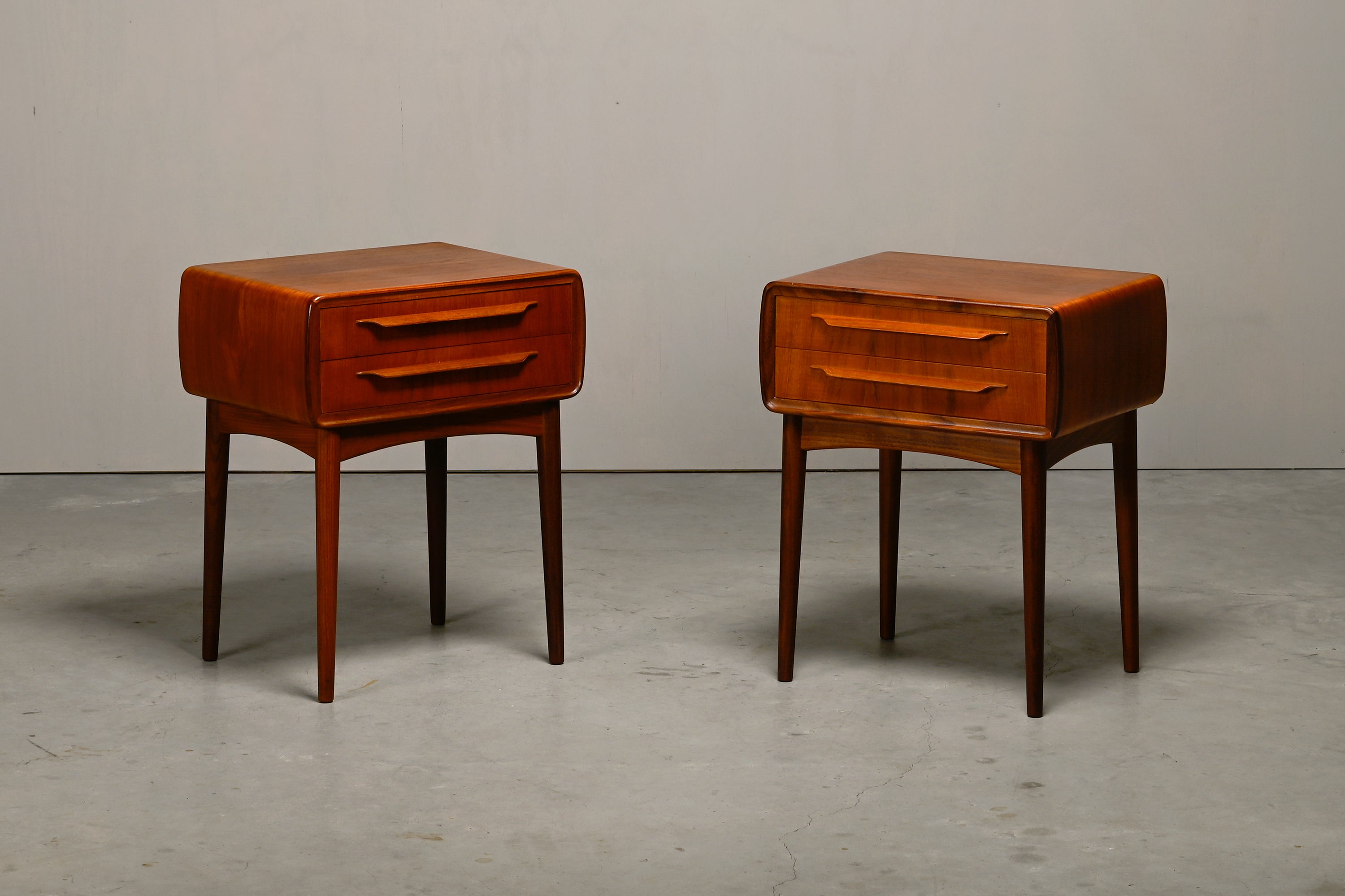 Set_of_2_Nightstands_by_Johannes_Andersen_for_CFC_Silkeborg,_Teak_&_Oak,_Denmark_1960s