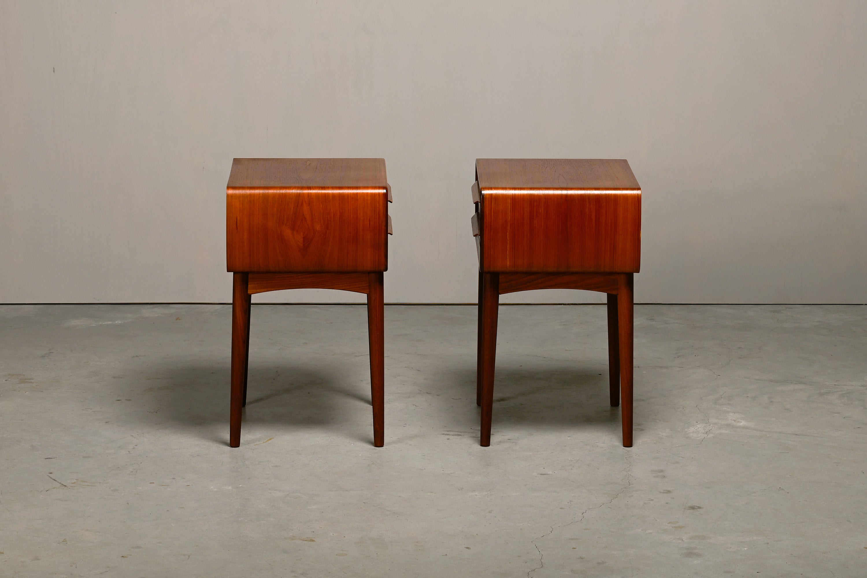 Set_of_2_Nightstands_by_Johannes_Andersen_for_CFC_Silkeborg,_Teak_&_Oak,_Denmark_1960s