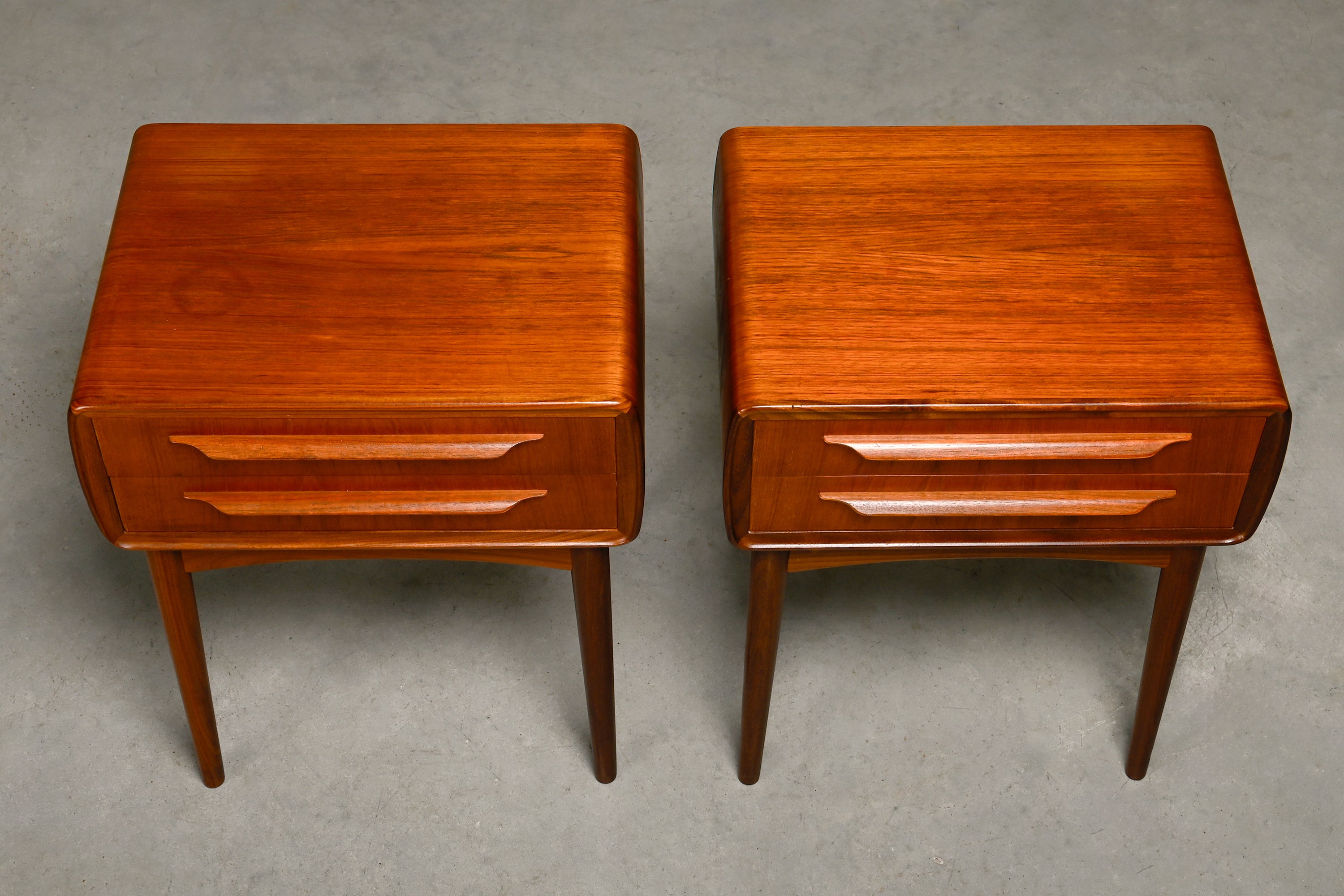 Set_of_2_Nightstands_by_Johannes_Andersen_for_CFC_Silkeborg,_Teak_&_Oak,_Denmark_1960s