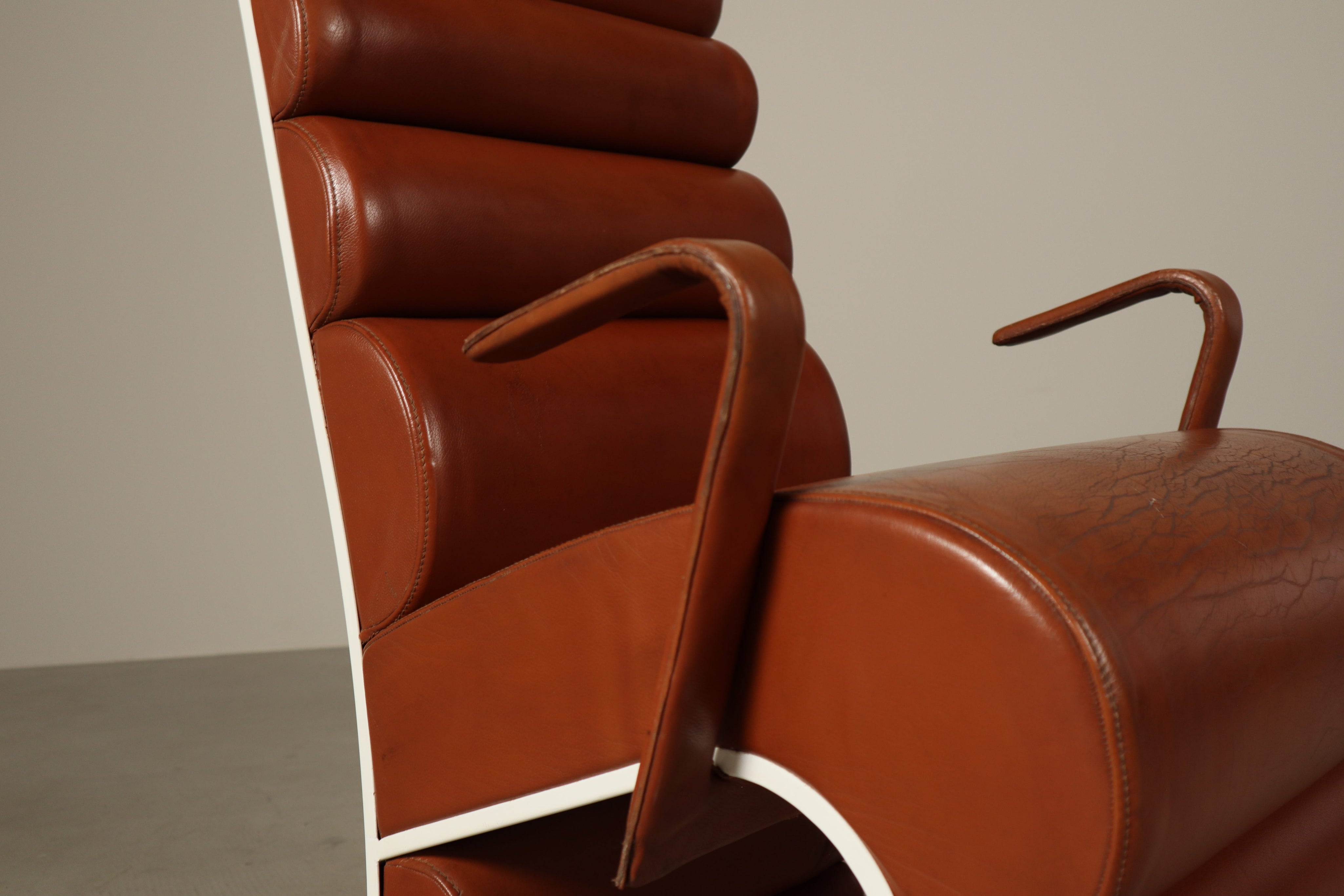 Set_of_2__Sculptural_Armchairs_in_Cognac_Leather_and_White_Lacquered_Metal,_1970s