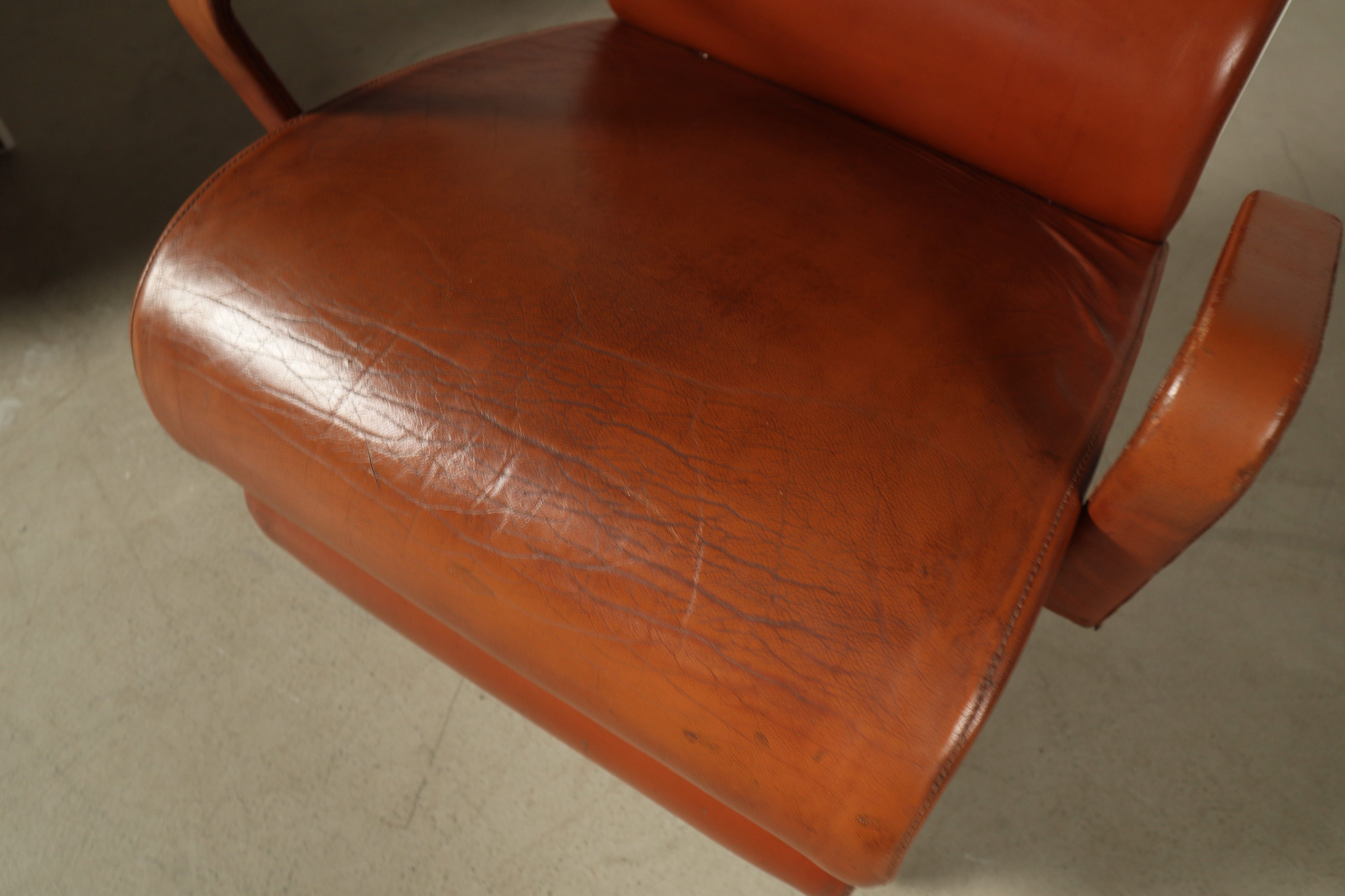 Set_of_2__Sculptural_Armchairs_in_Cognac_Leather_and_White_Lacquered_Metal,_1970s