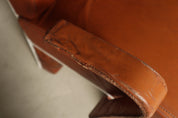 Set_of_2__Sculptural_Armchairs_in_Cognac_Leather_and_White_Lacquered_Metal,_1970s