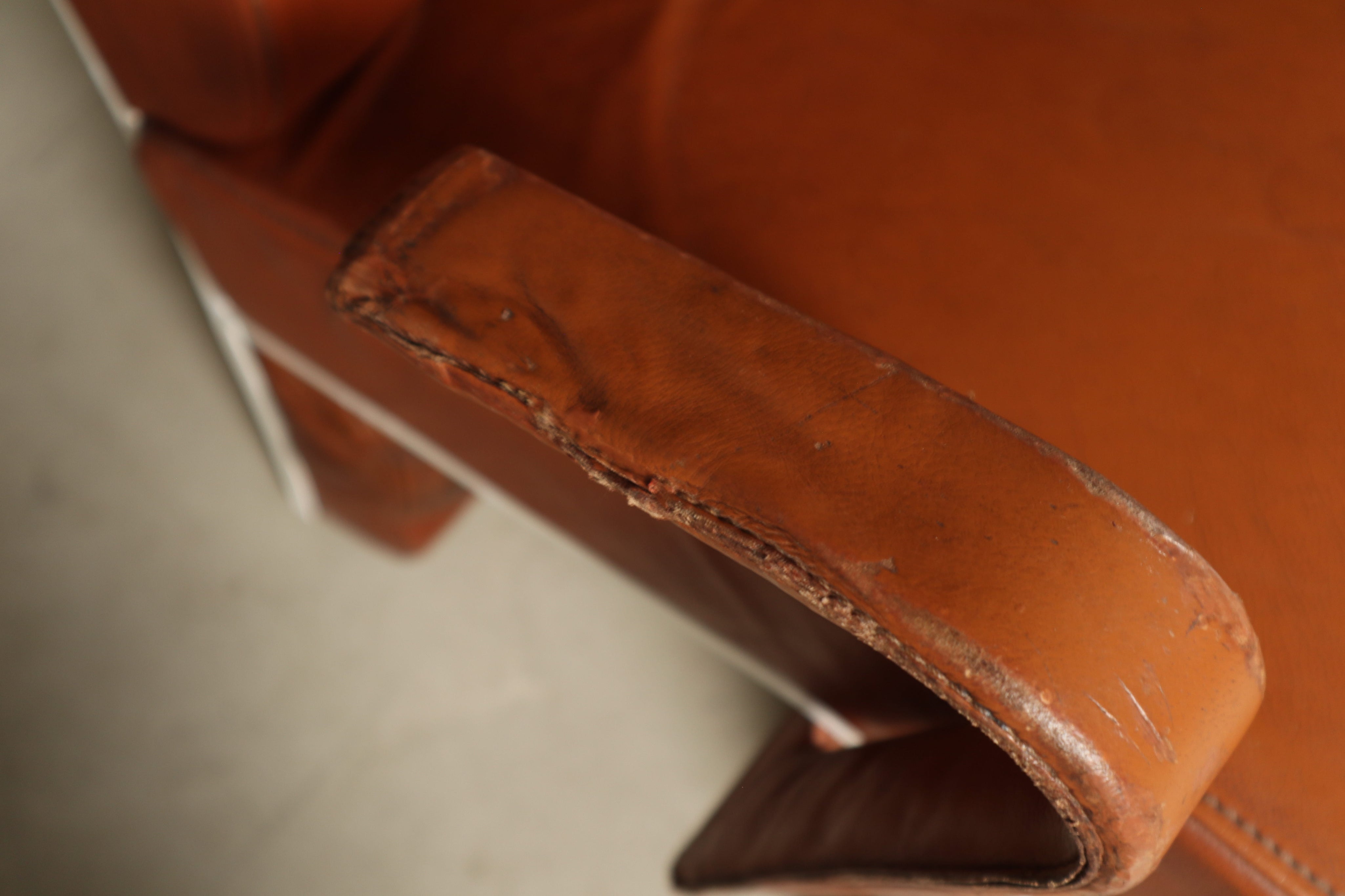 Set_of_2__Sculptural_Armchairs_in_Cognac_Leather_and_White_Lacquered_Metal,_1970s