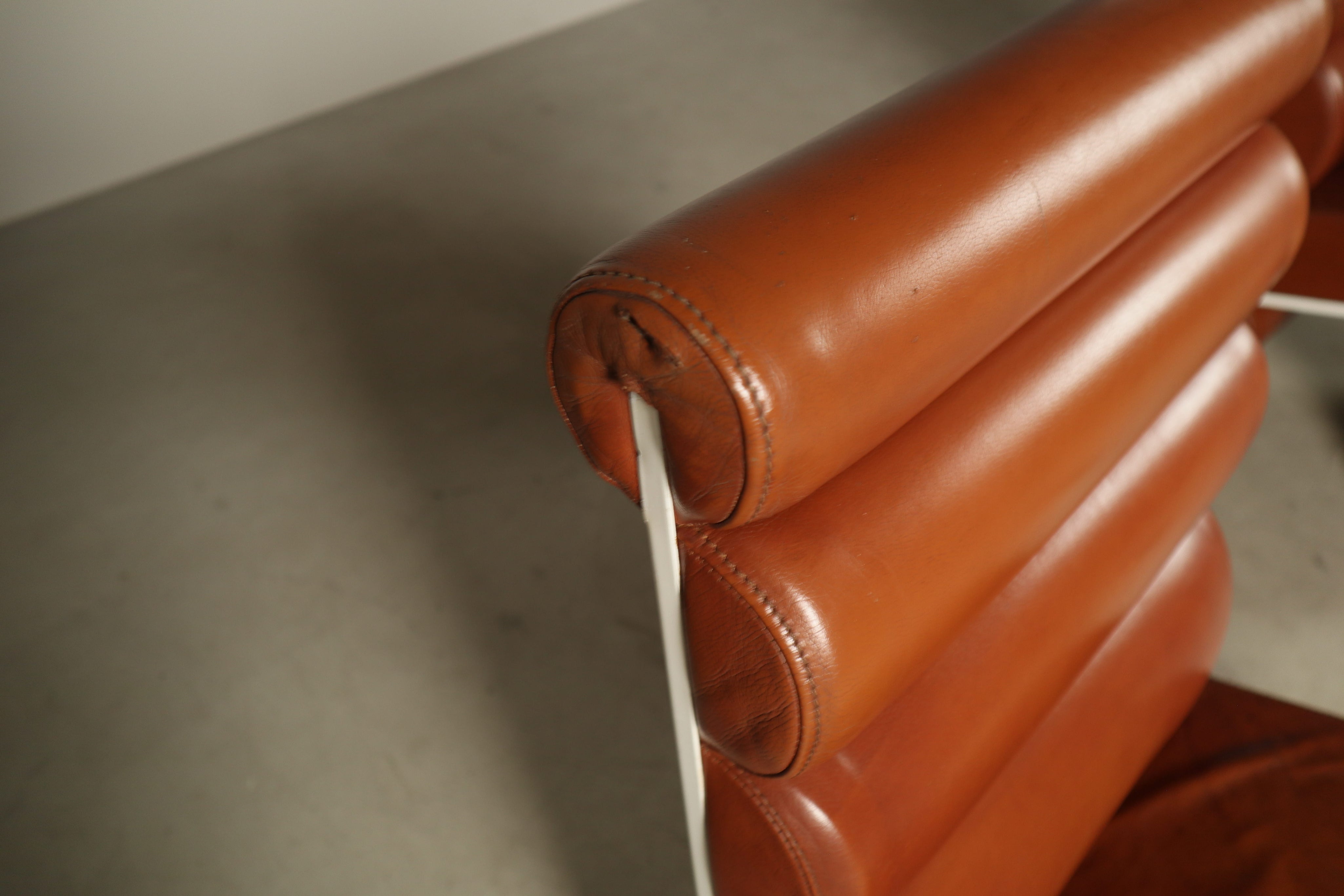 Set_of_2__Sculptural_Armchairs_in_Cognac_Leather_and_White_Lacquered_Metal,_1970s
