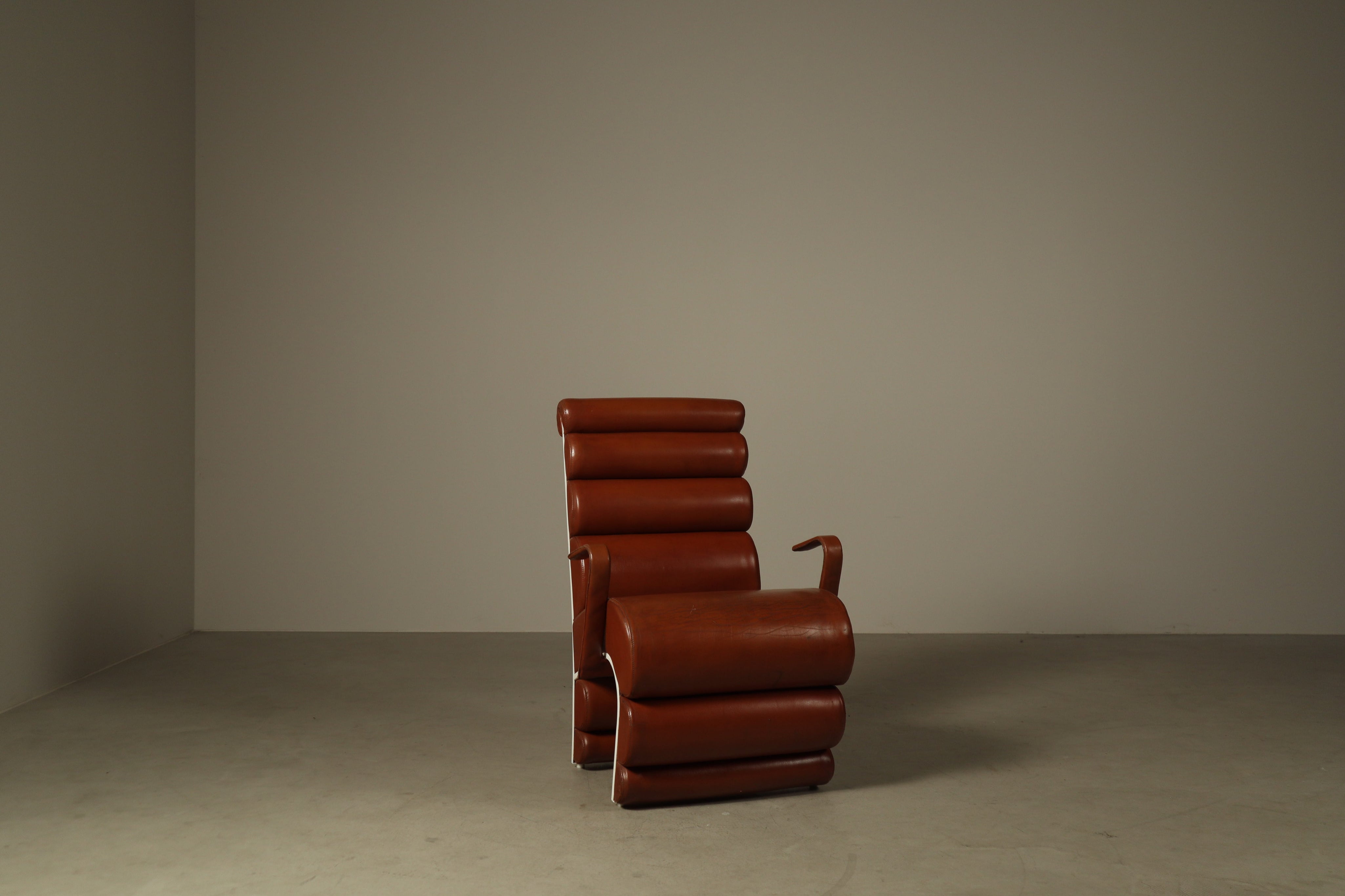 Set_of_2__Sculptural_Armchairs_in_Cognac_Leather_and_White_Lacquered_Metal,_1970s
