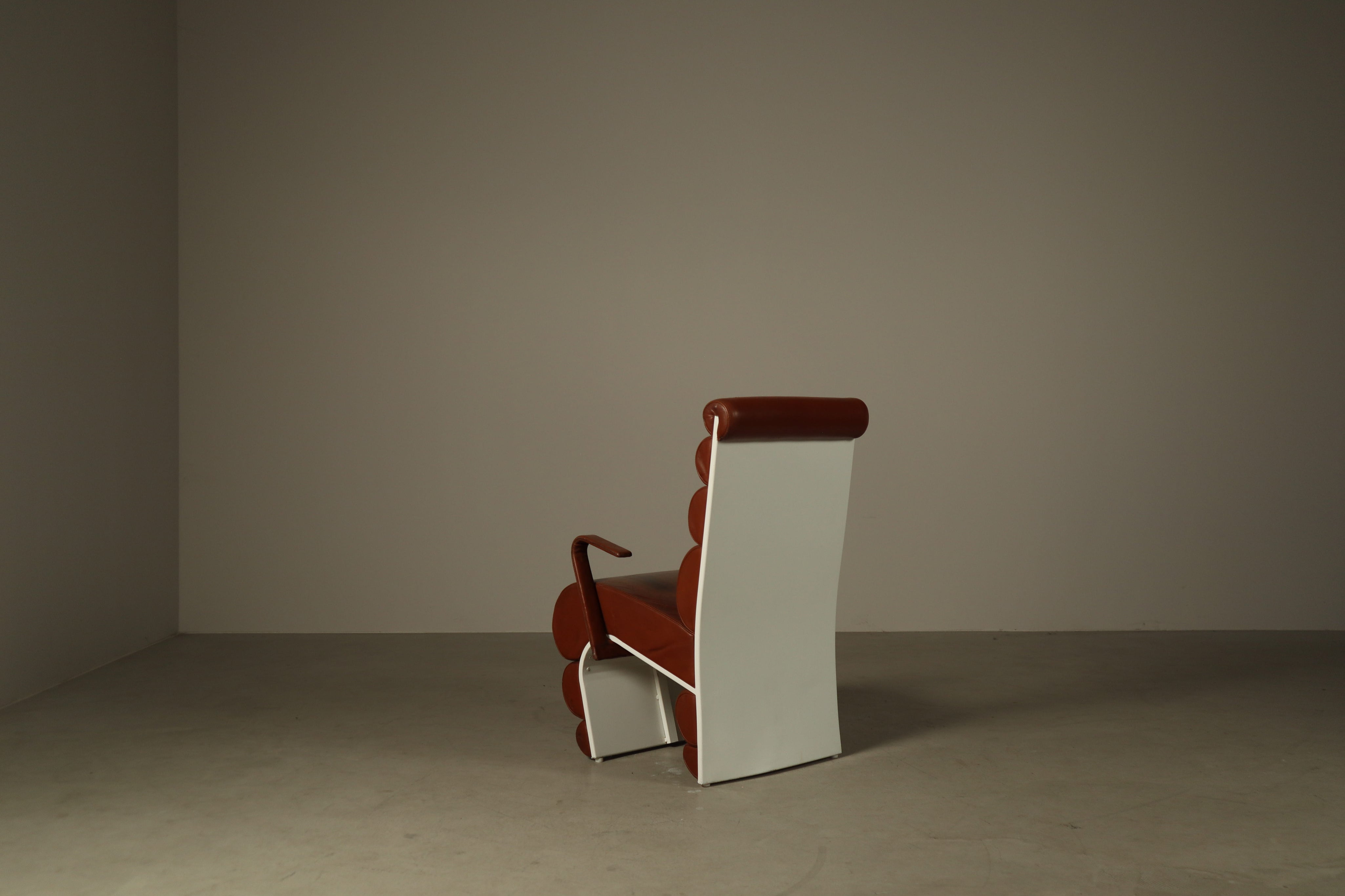 Set_of_2__Sculptural_Armchairs_in_Cognac_Leather_and_White_Lacquered_Metal,_1970s