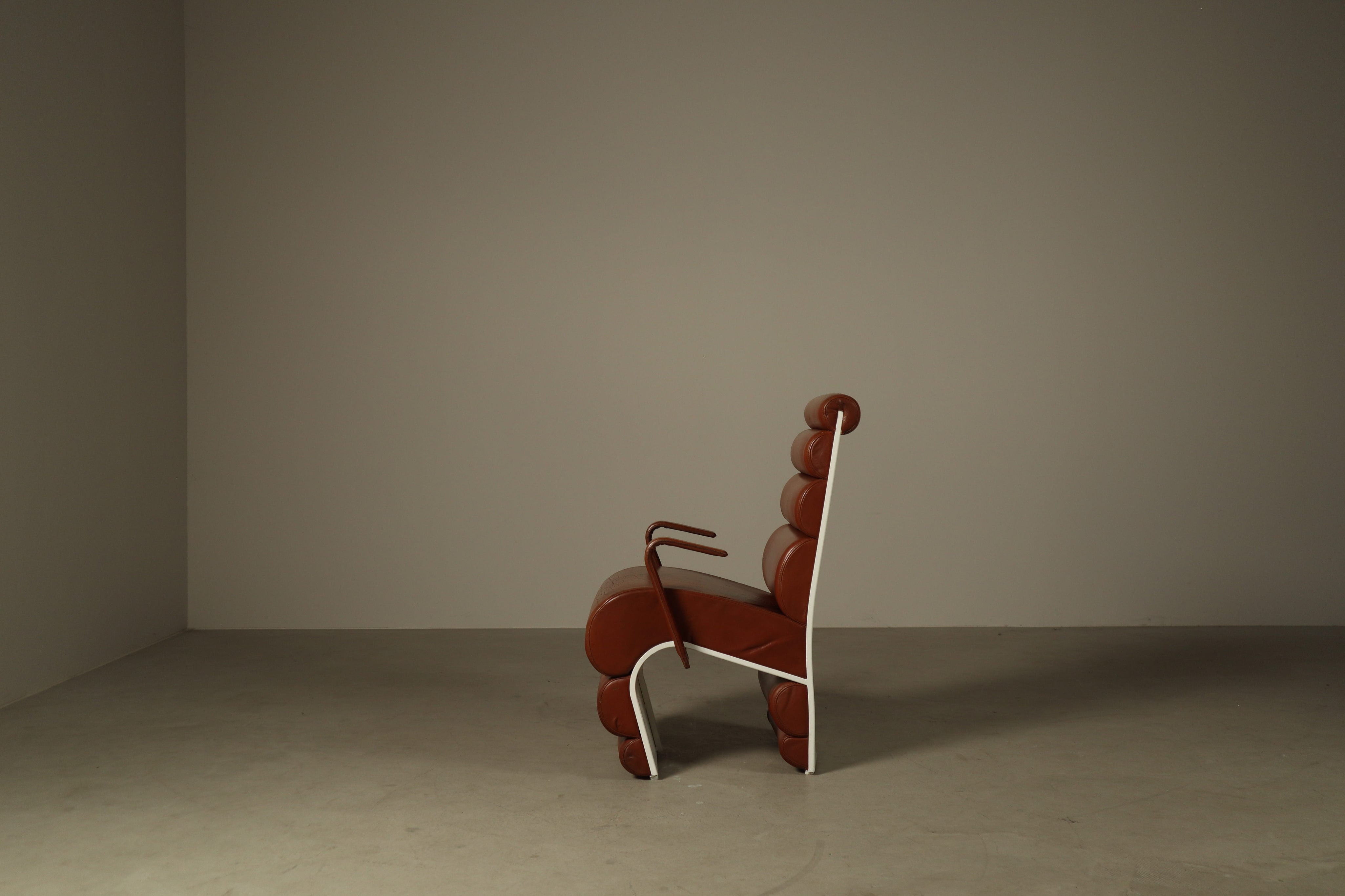 Set_of_2__Sculptural_Armchairs_in_Cognac_Leather_and_White_Lacquered_Metal,_1970s