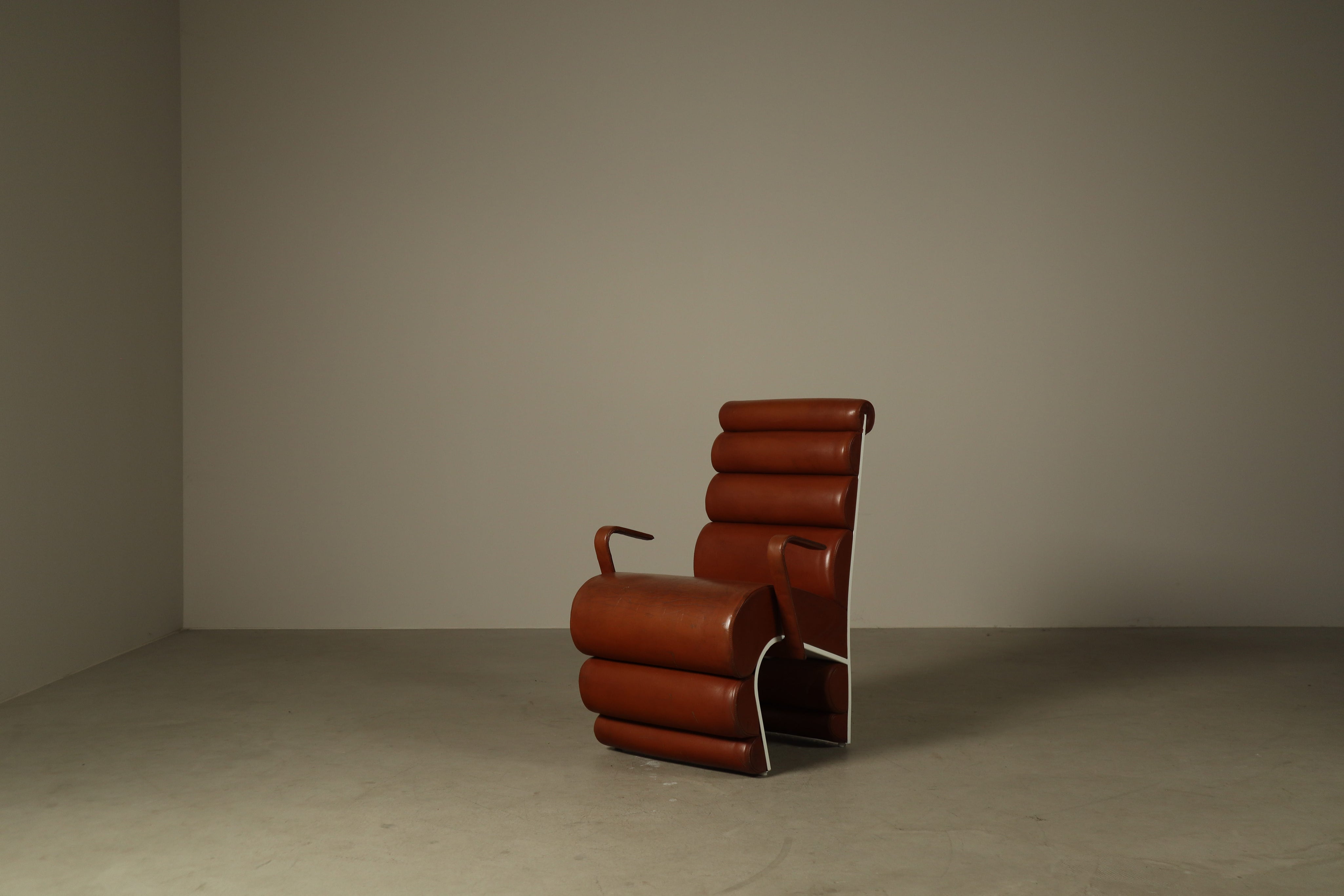Set_of_2__Sculptural_Armchairs_in_Cognac_Leather_and_White_Lacquered_Metal,_1970s
