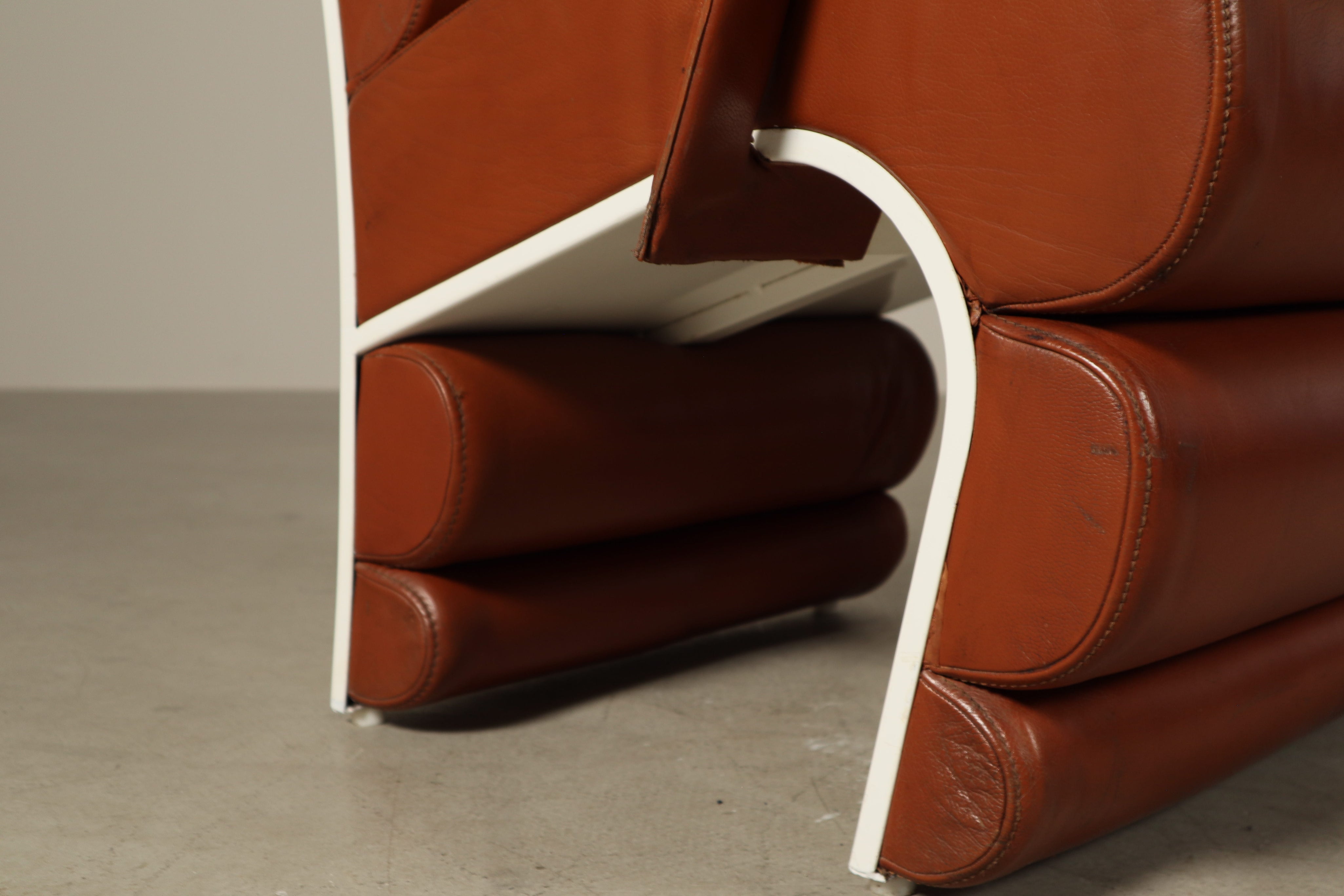 Set_of_2__Sculptural_Armchairs_in_Cognac_Leather_and_White_Lacquered_Metal,_1970s