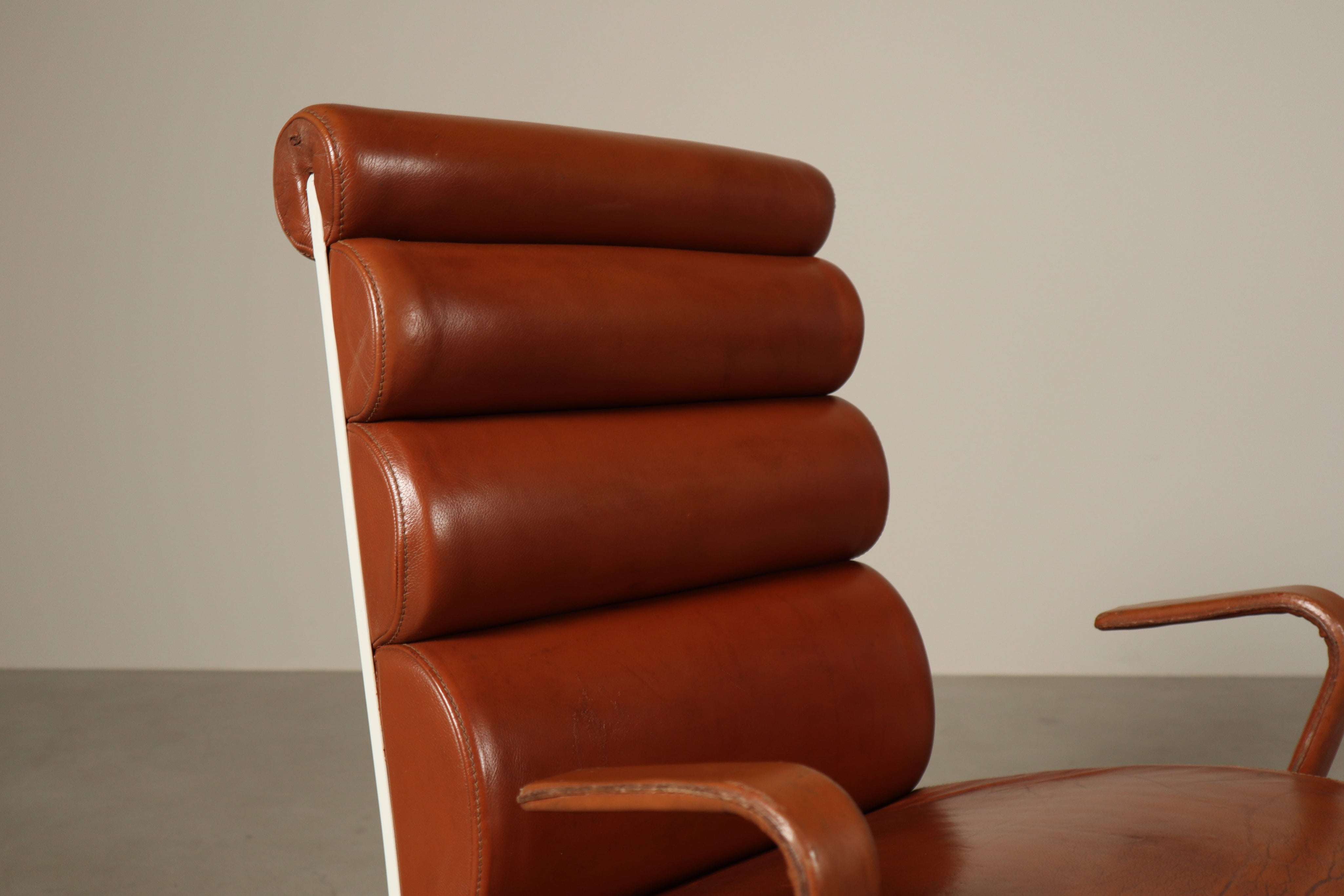 Set_of_2__Sculptural_Armchairs_in_Cognac_Leather_and_White_Lacquered_Metal,_1970s