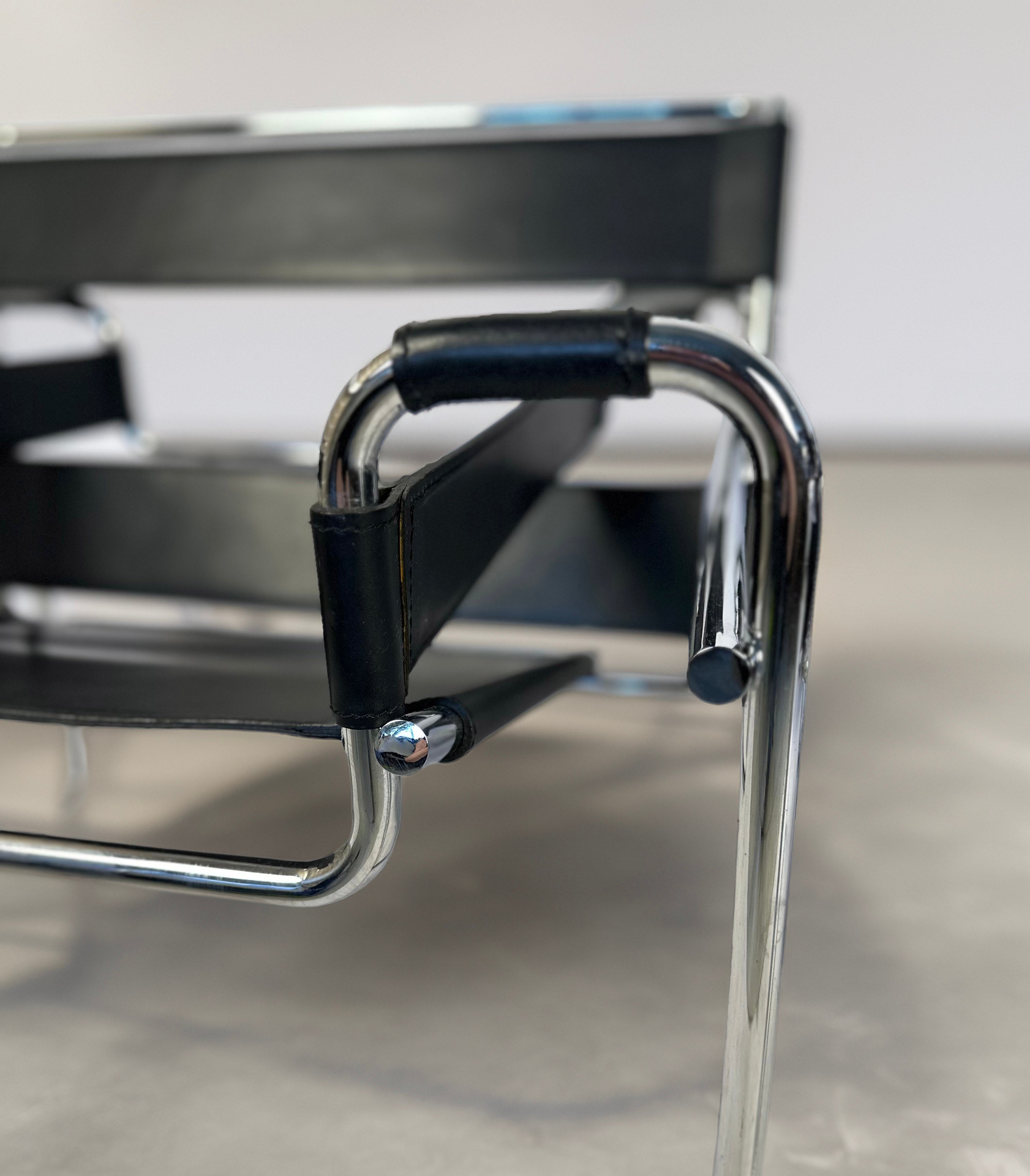 Set_of_2_Marcel_Breuer_Wassily_B3_Chairs_in_Black_Leather_and_Chrome,_1970s–80s