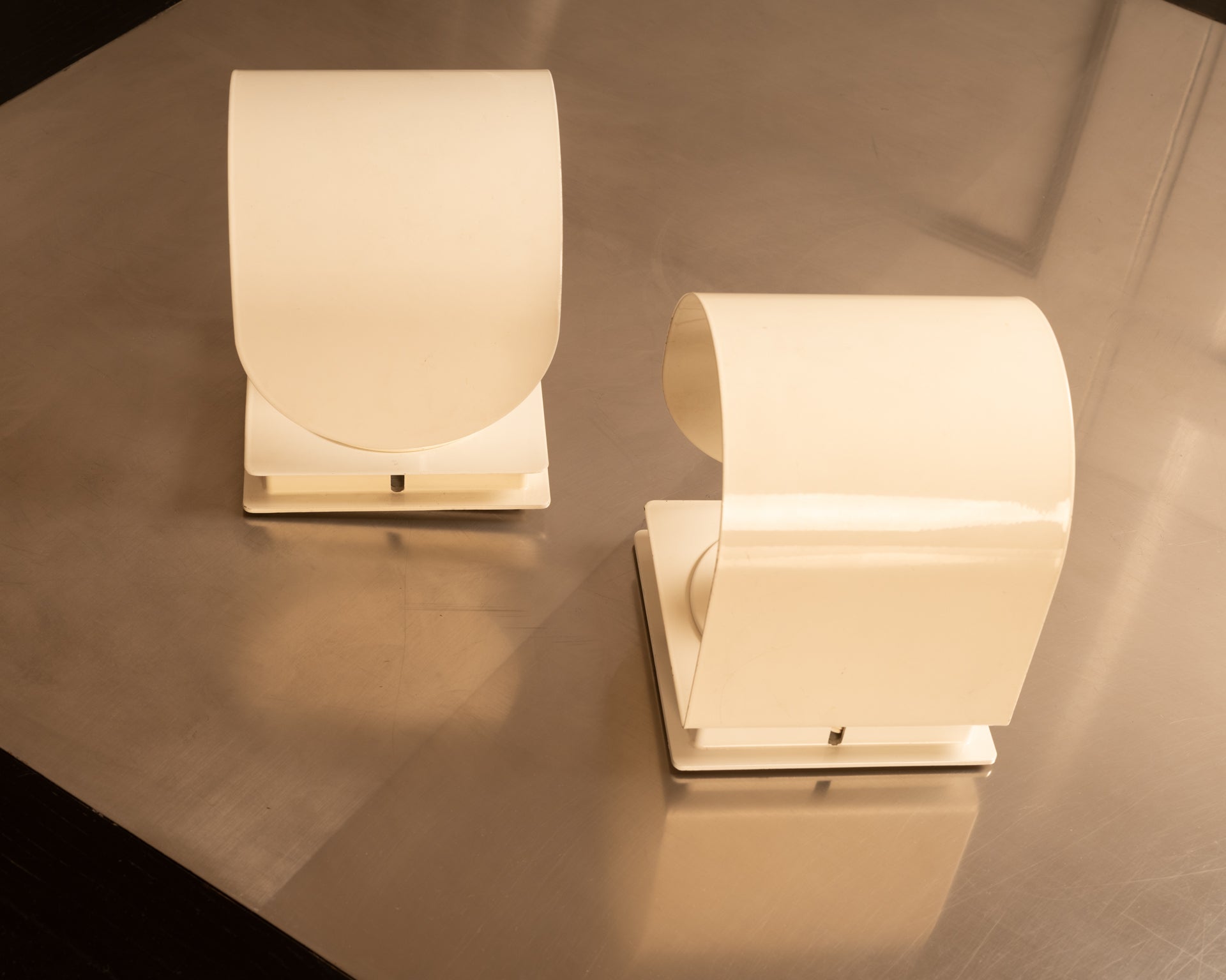 Set_of_2_Italian_White_Lacquered_Metal_Wall_Sconces,_1970s