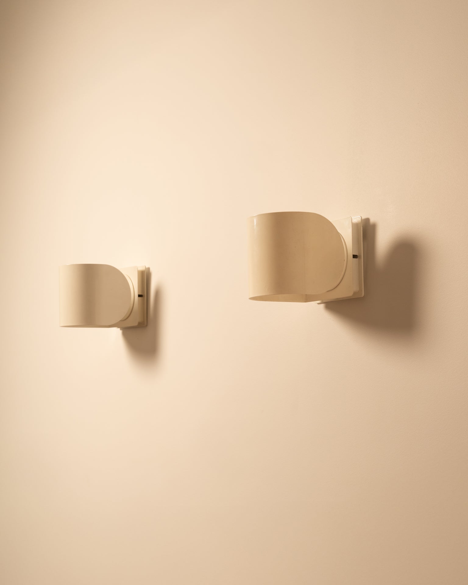 Set_of_2_Italian_White_Lacquered_Metal_Wall_Sconces,_1970s