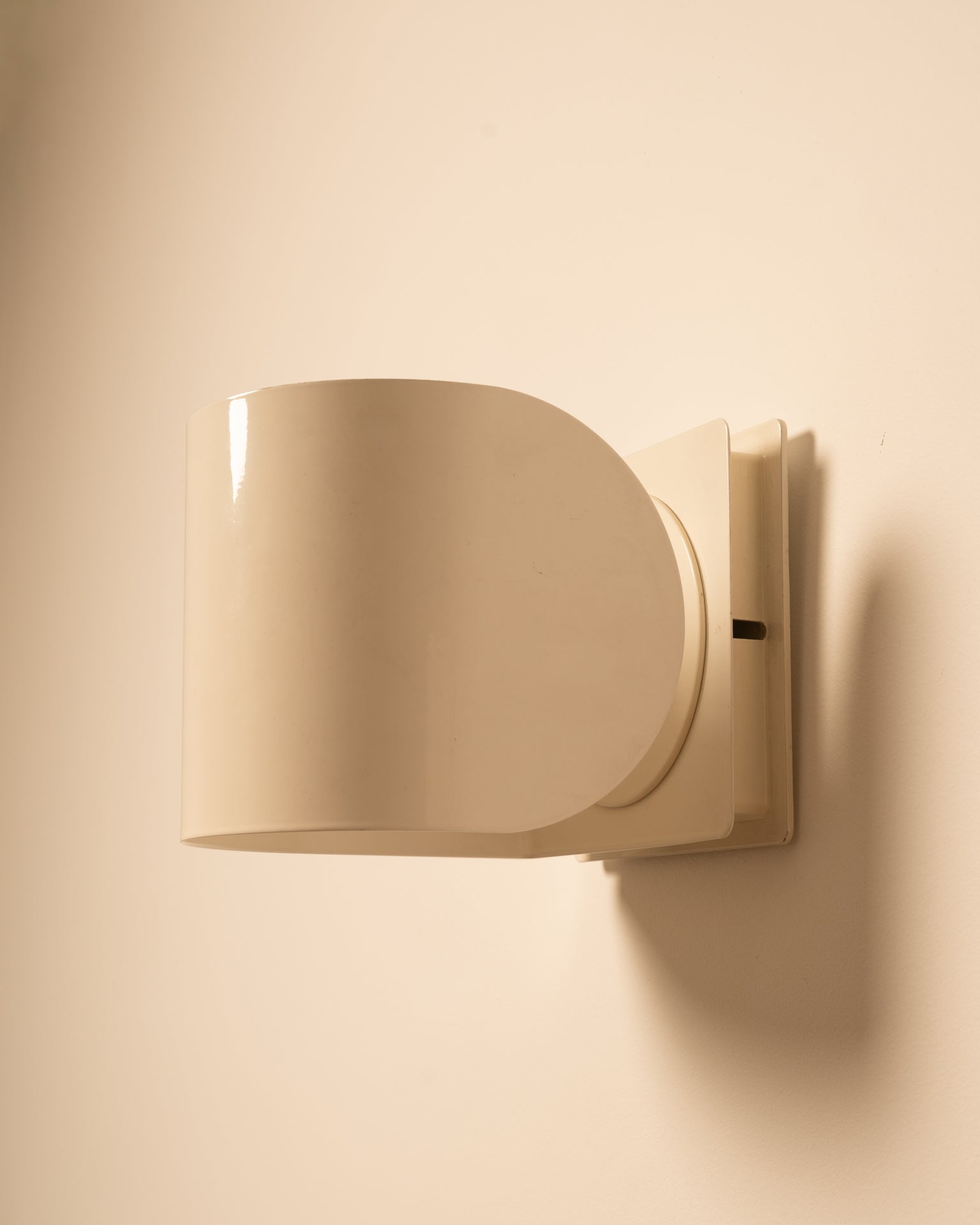 Set_of_2_Italian_White_Lacquered_Metal_Wall_Sconces,_1970s