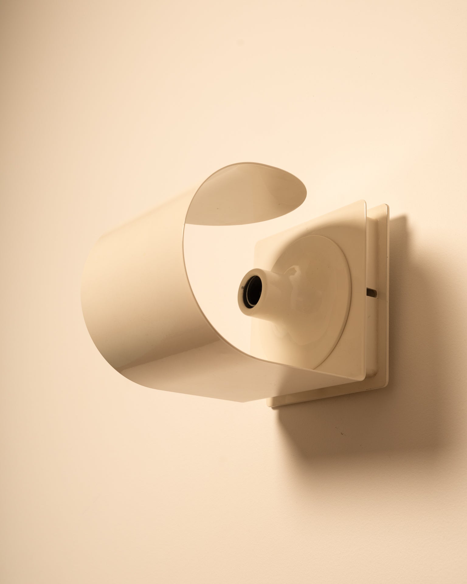 Set_of_2_Italian_White_Lacquered_Metal_Wall_Sconces,_1970s