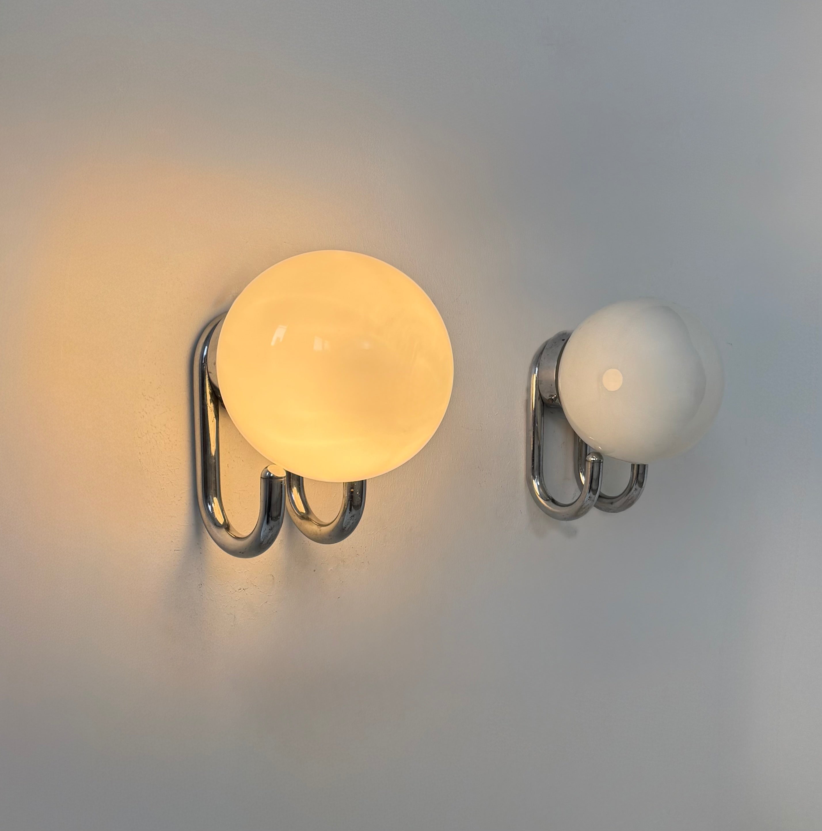 Set_of_2_Wall_Sconces_in_Chrome_Opaline_Glass_1960s_France