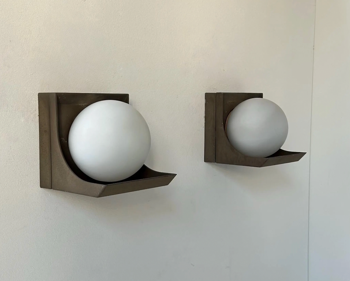 Set_of_2_RAAK_W1804_Bakelite_and_Opaline_Wall_Sconces,_Dutch_Mid_Century_Modern_Lighting,_1970s