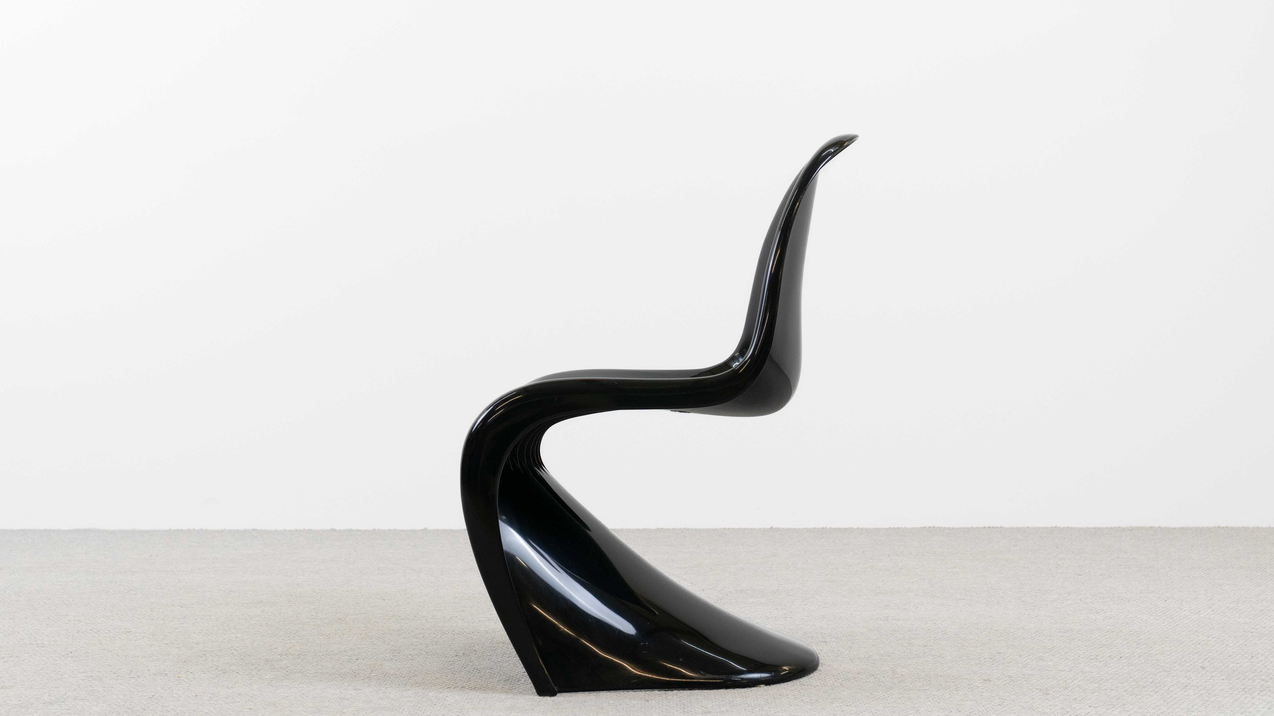 Panton_S-Chair_by_Verner_Panton_for_Herman_Miller_Fehlbaum,_Black_Luran-S,_1971
