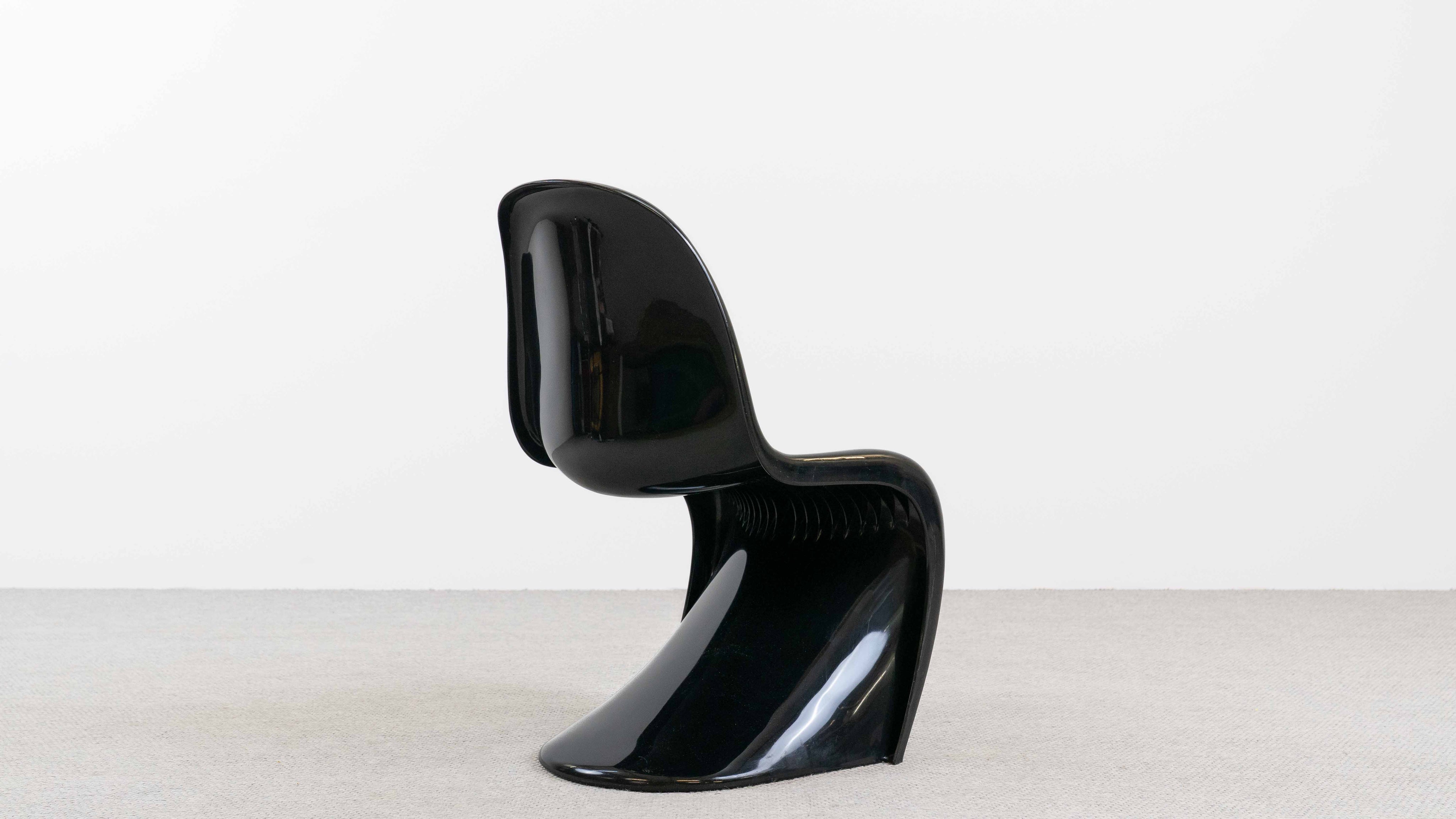 Panton_S-Chair_by_Verner_Panton_for_Herman_Miller_Fehlbaum,_Black_Luran-S,_1971