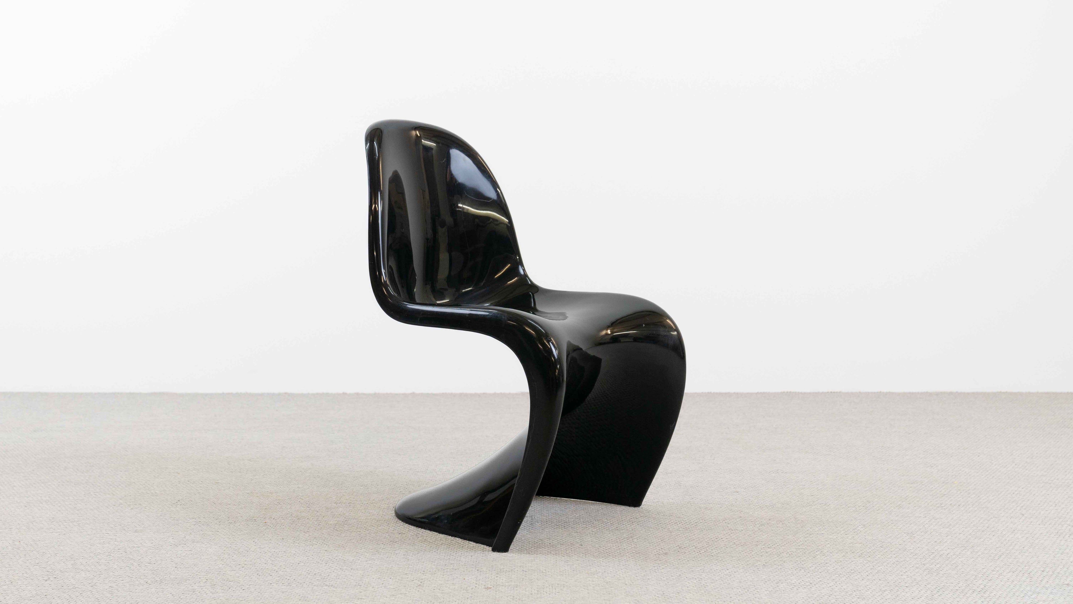 Panton_S-Chair_by_Verner_Panton_for_Herman_Miller_Fehlbaum,_Black_Luran-S,_1971