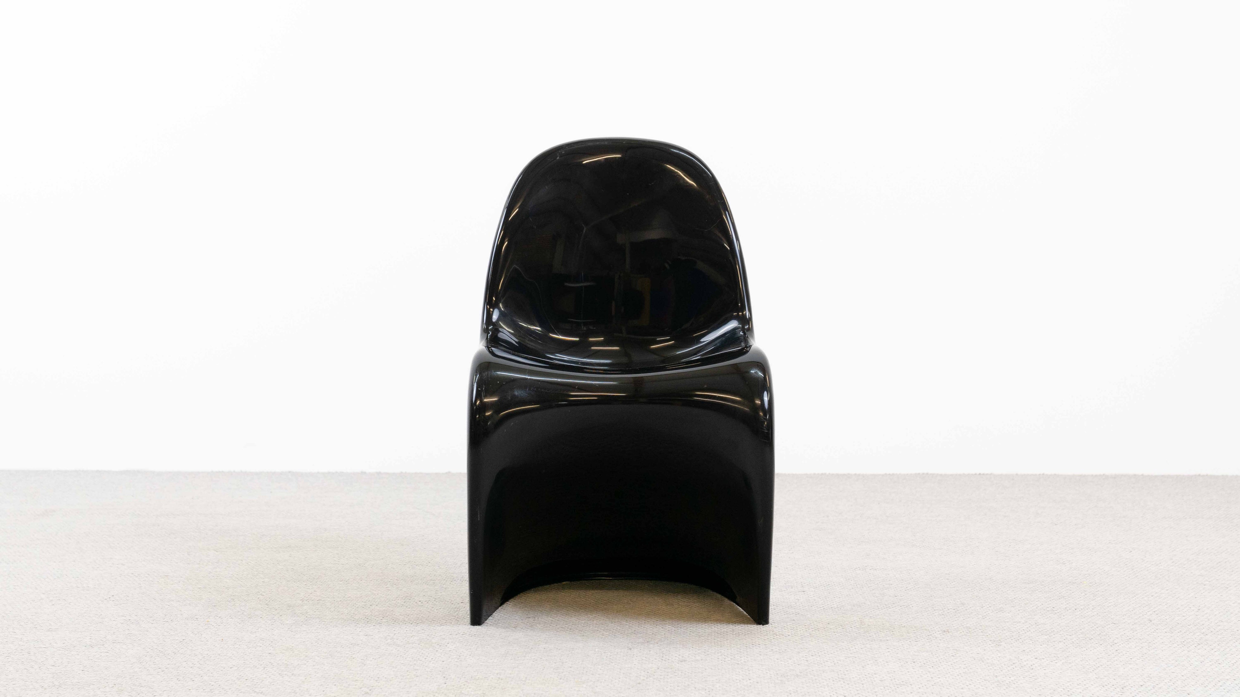 Panton_S-Chair_by_Verner_Panton_for_Herman_Miller_Fehlbaum,_Black_Luran-S,_1971