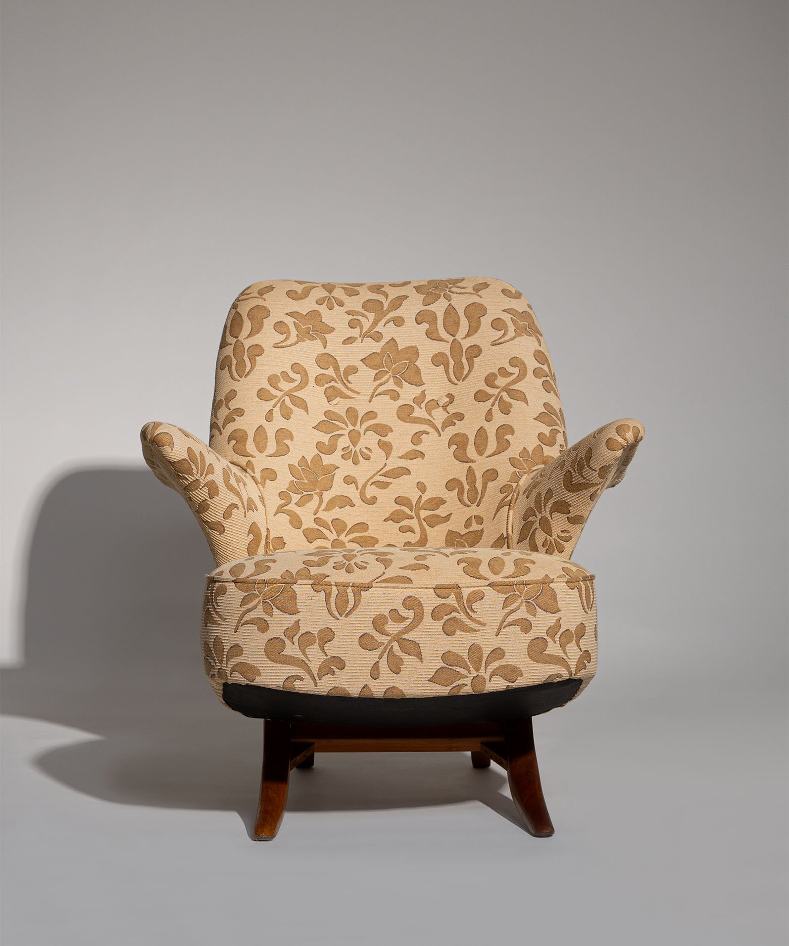 Theo_Ruth_Penguin_Lounge_Chair_for_Artifort_in_Floral_Upholstery,_Netherlands_1950s