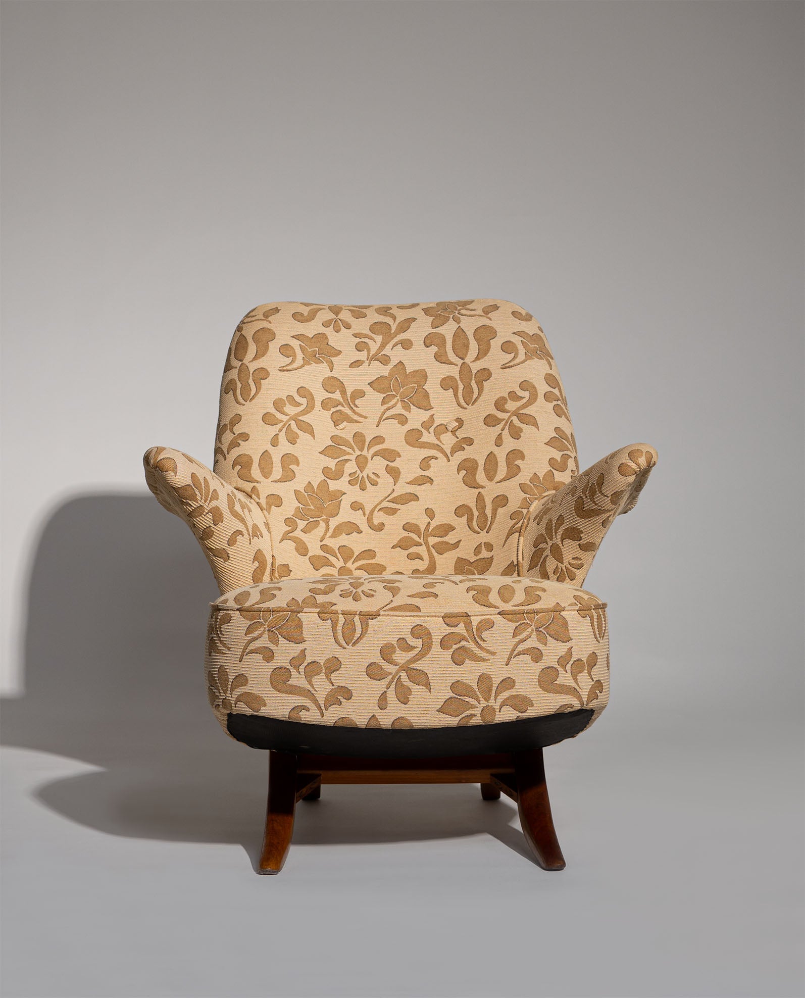 Theo_Ruth_Penguin_Lounge_Chair_for_Artifort_in_Floral_Upholstery,_Netherlands_1950s
