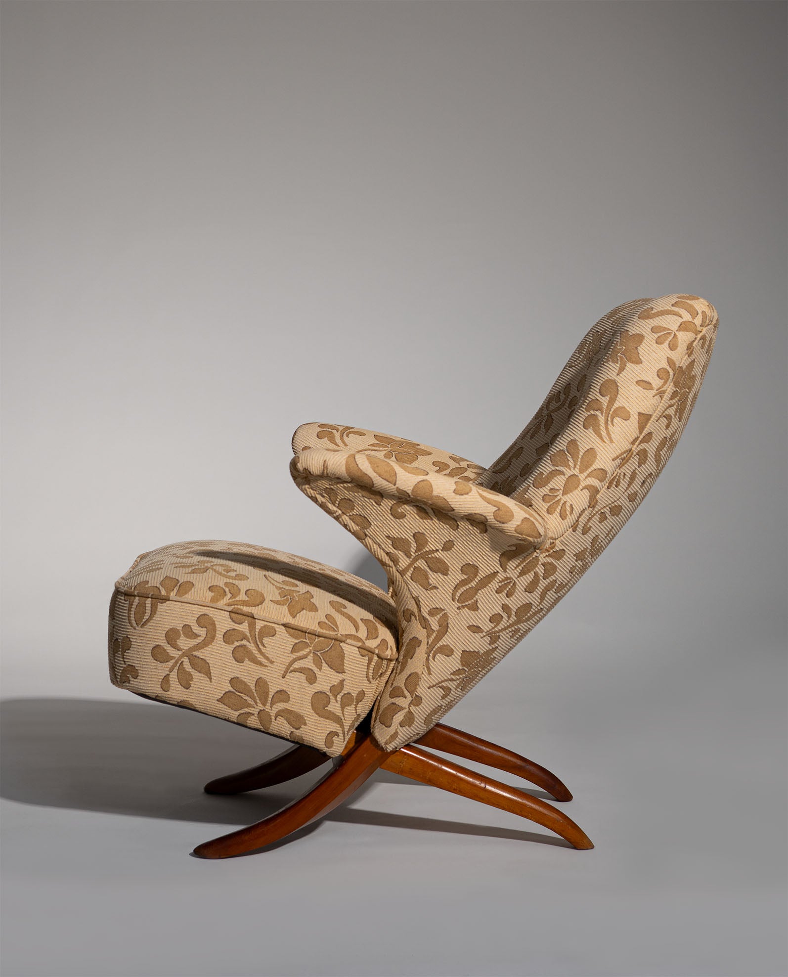 Theo_Ruth_Penguin_Lounge_Chair_for_Artifort_in_Floral_Upholstery,_Netherlands_1950s