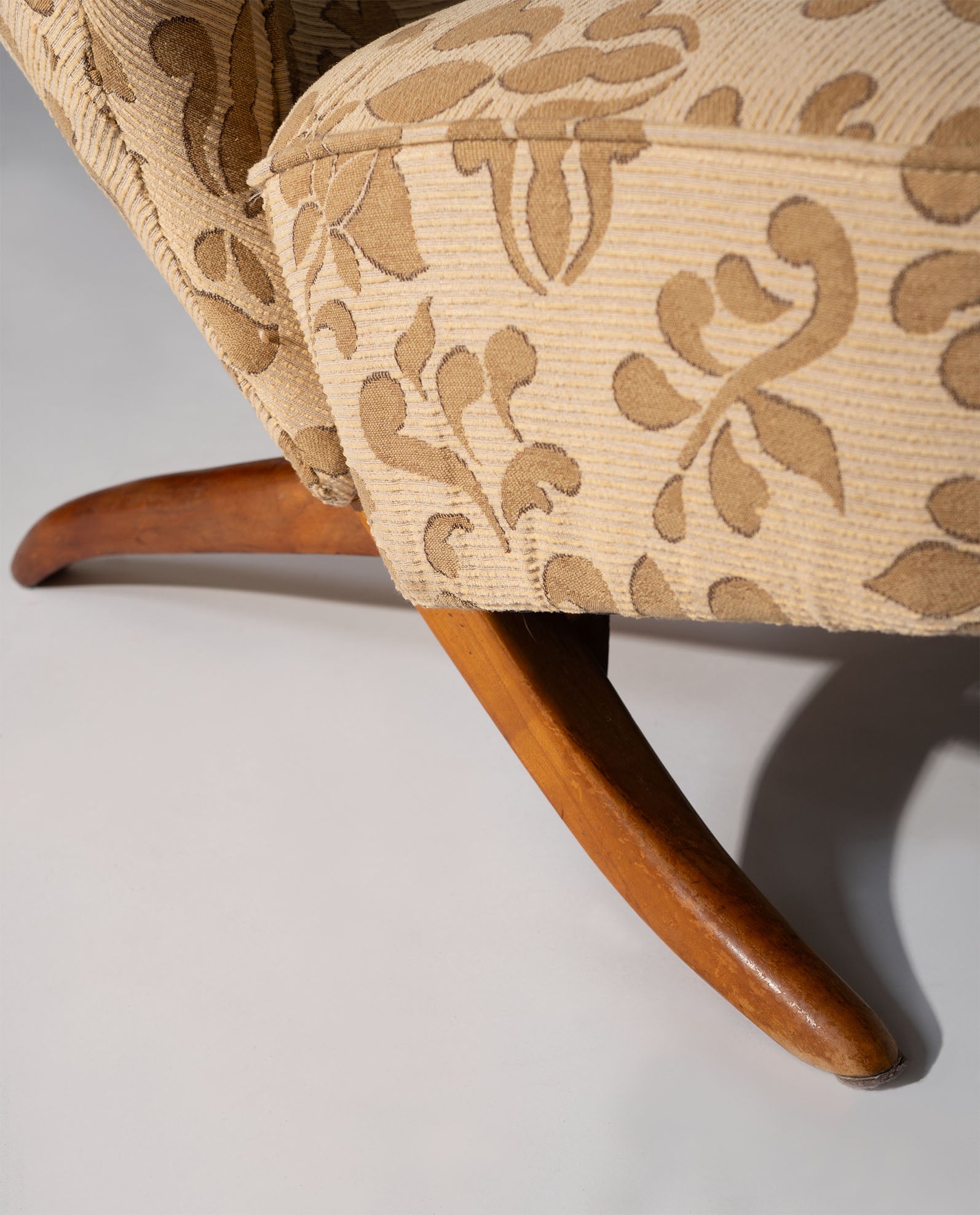 Theo_Ruth_Penguin_Lounge_Chair_for_Artifort_in_Floral_Upholstery,_Netherlands_1950s