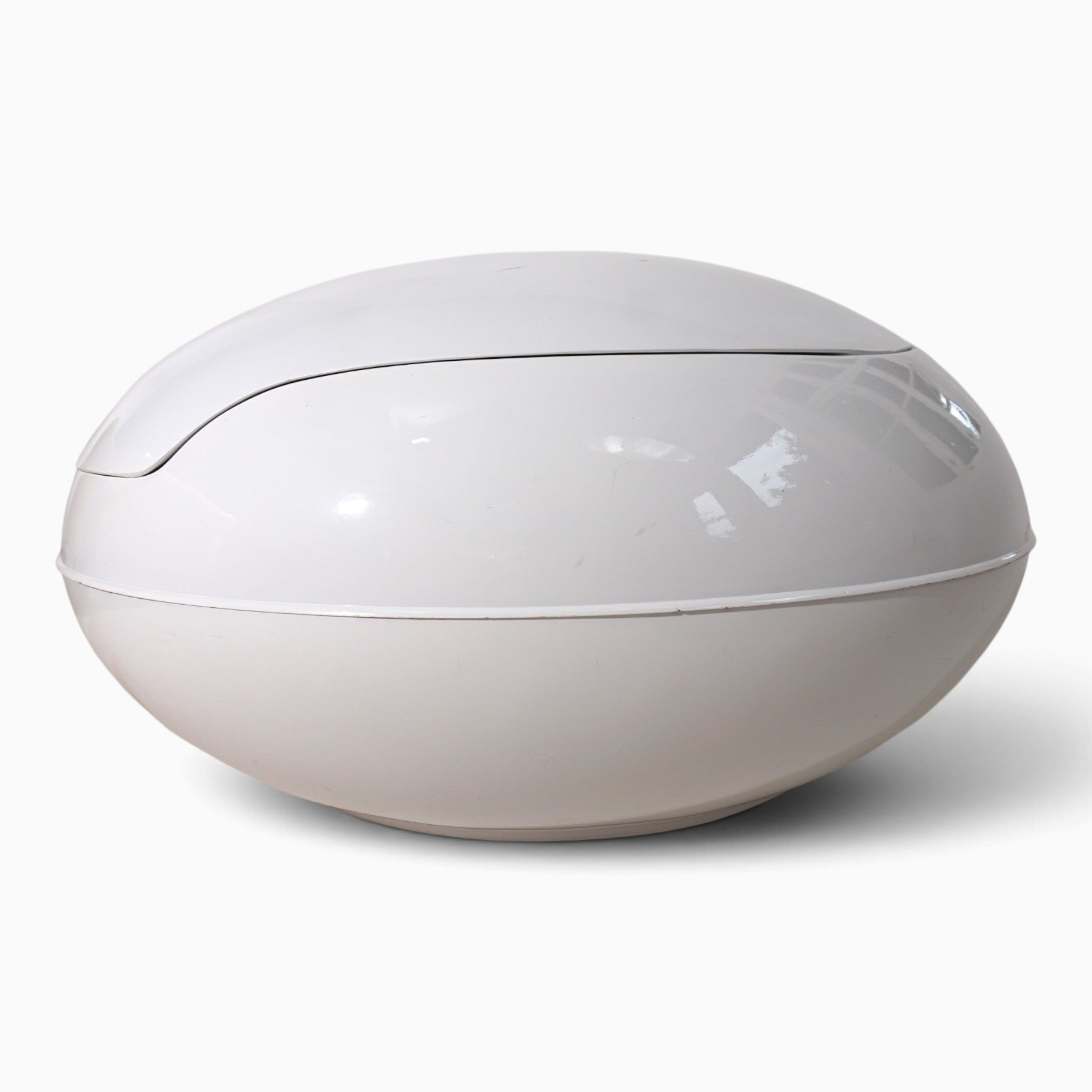 Garden_Egg_Chair_by_Peter_Ghyczy,_Senftenberger_Ei,_White_and_Red,_Germany,_1970s
