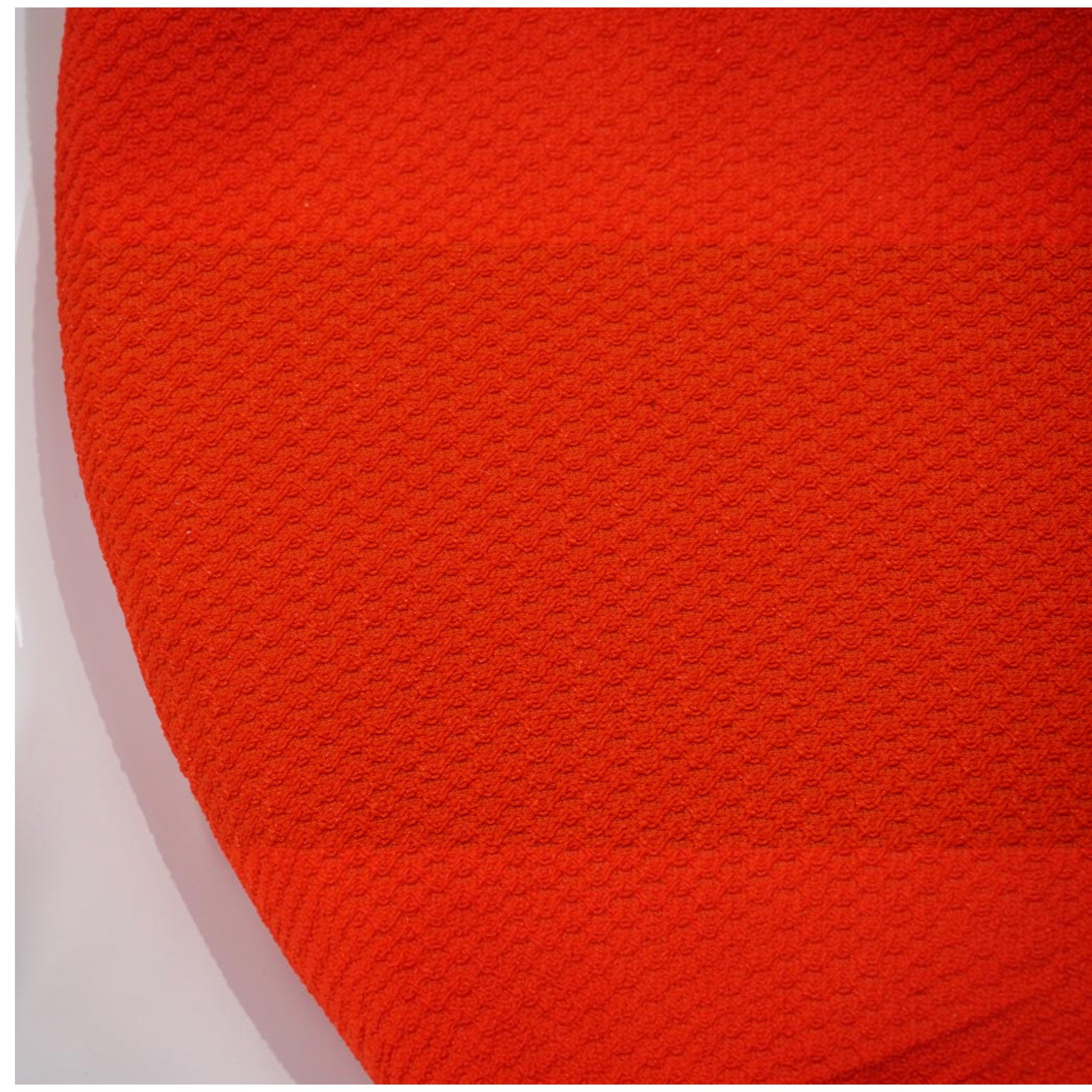 Garden_Egg_Chair_by_Peter_Ghyczy,_Senftenberger_Ei,_White_and_Red,_Germany,_1970s