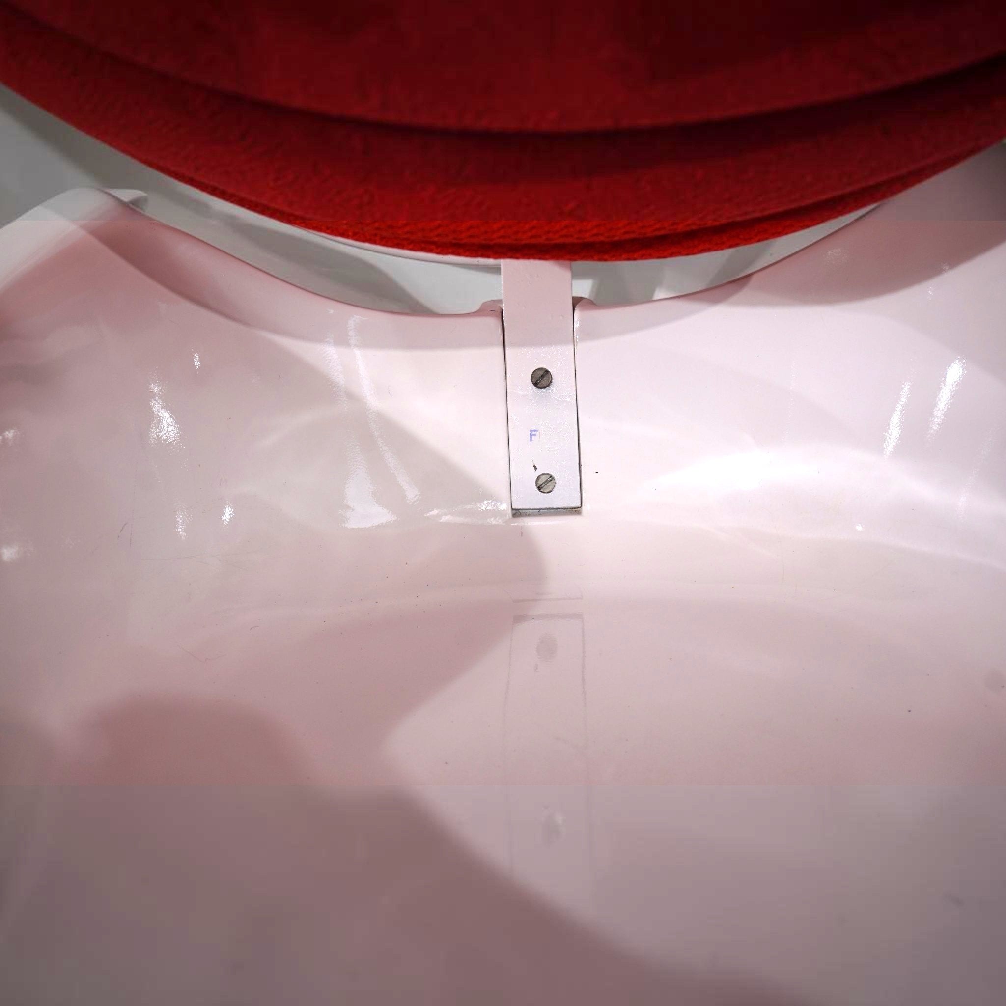 Garden_Egg_Chair_by_Peter_Ghyczy,_Senftenberger_Ei,_White_and_Red,_Germany,_1970s