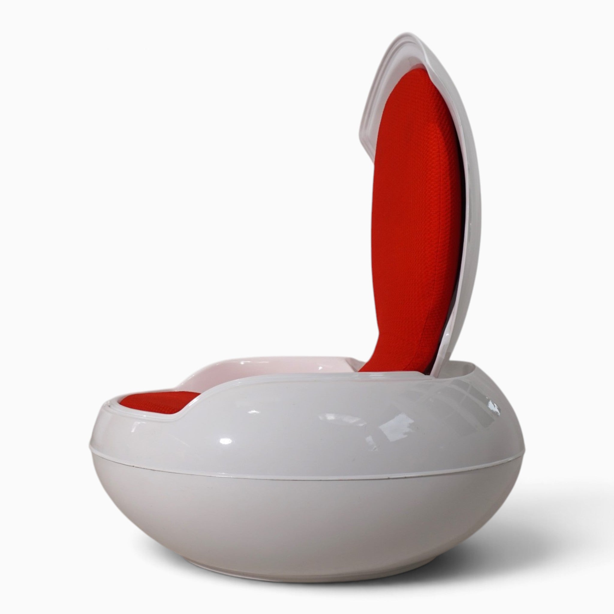 Garden_Egg_Chair_by_Peter_Ghyczy,_Senftenberger_Ei,_White_and_Red,_Germany,_1970s