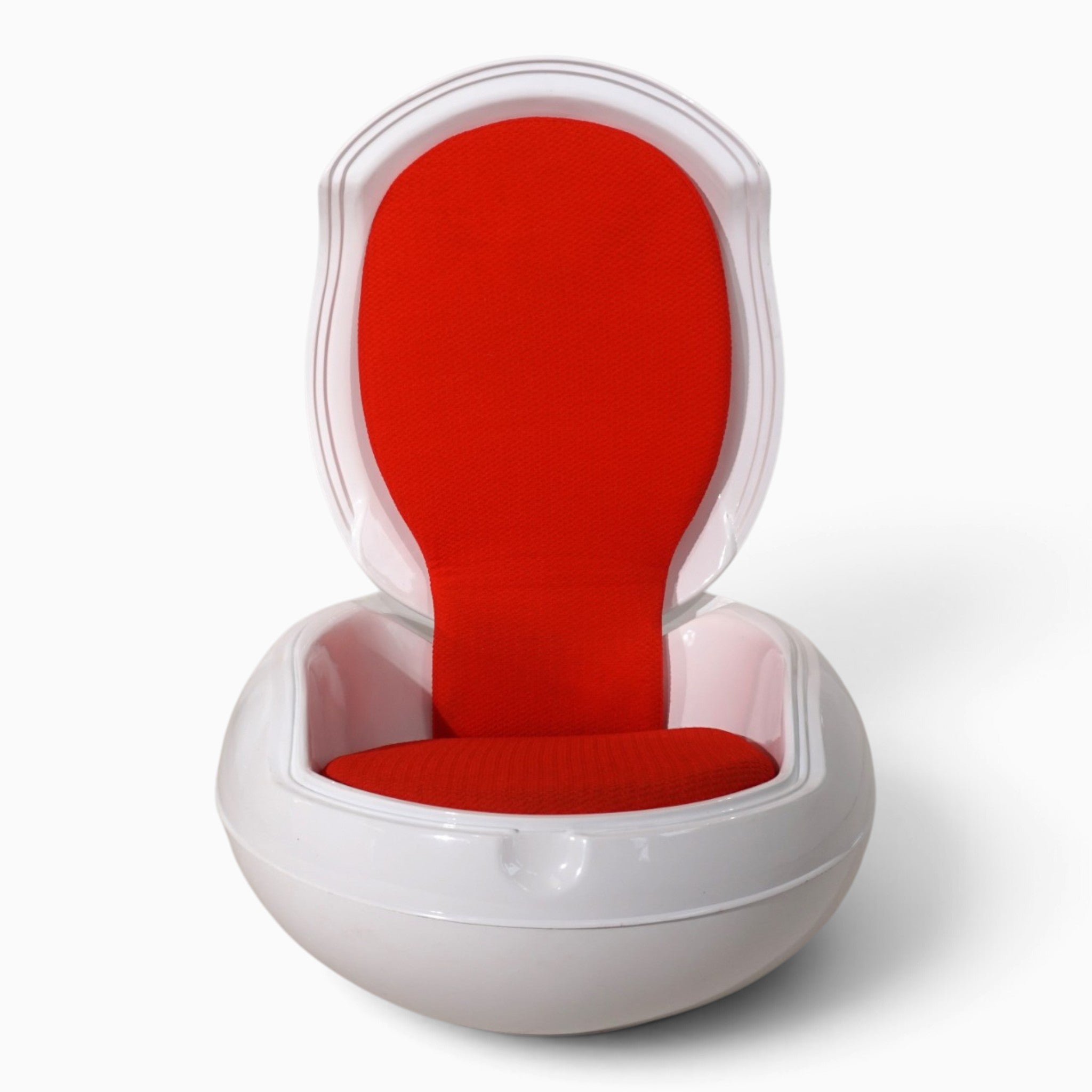 Garden_Egg_Chair_by_Peter_Ghyczy,_Senftenberger_Ei,_White_and_Red,_Germany,_1970s