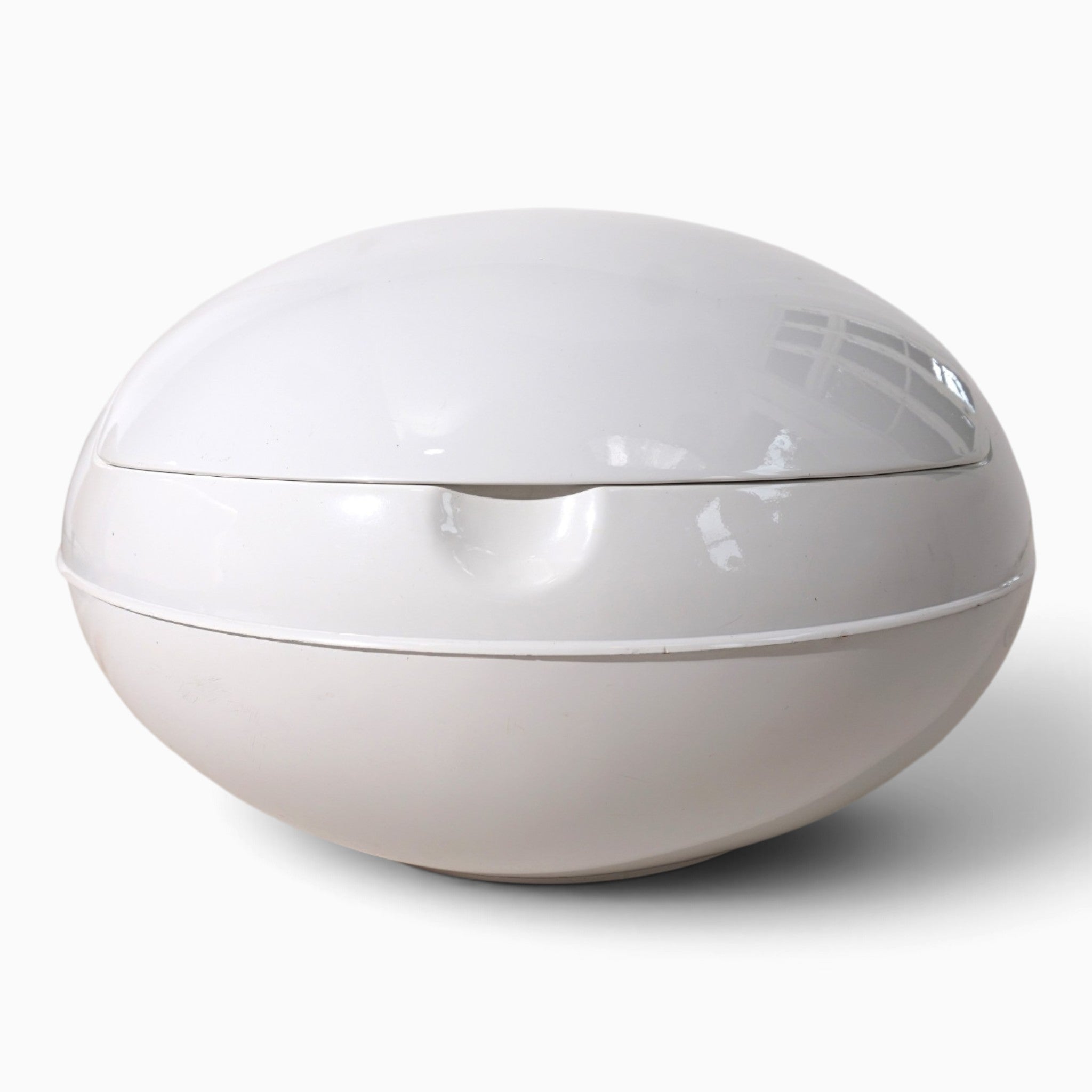 Garden_Egg_Chair_by_Peter_Ghyczy,_Senftenberger_Ei,_White_and_Red,_Germany,_1970s