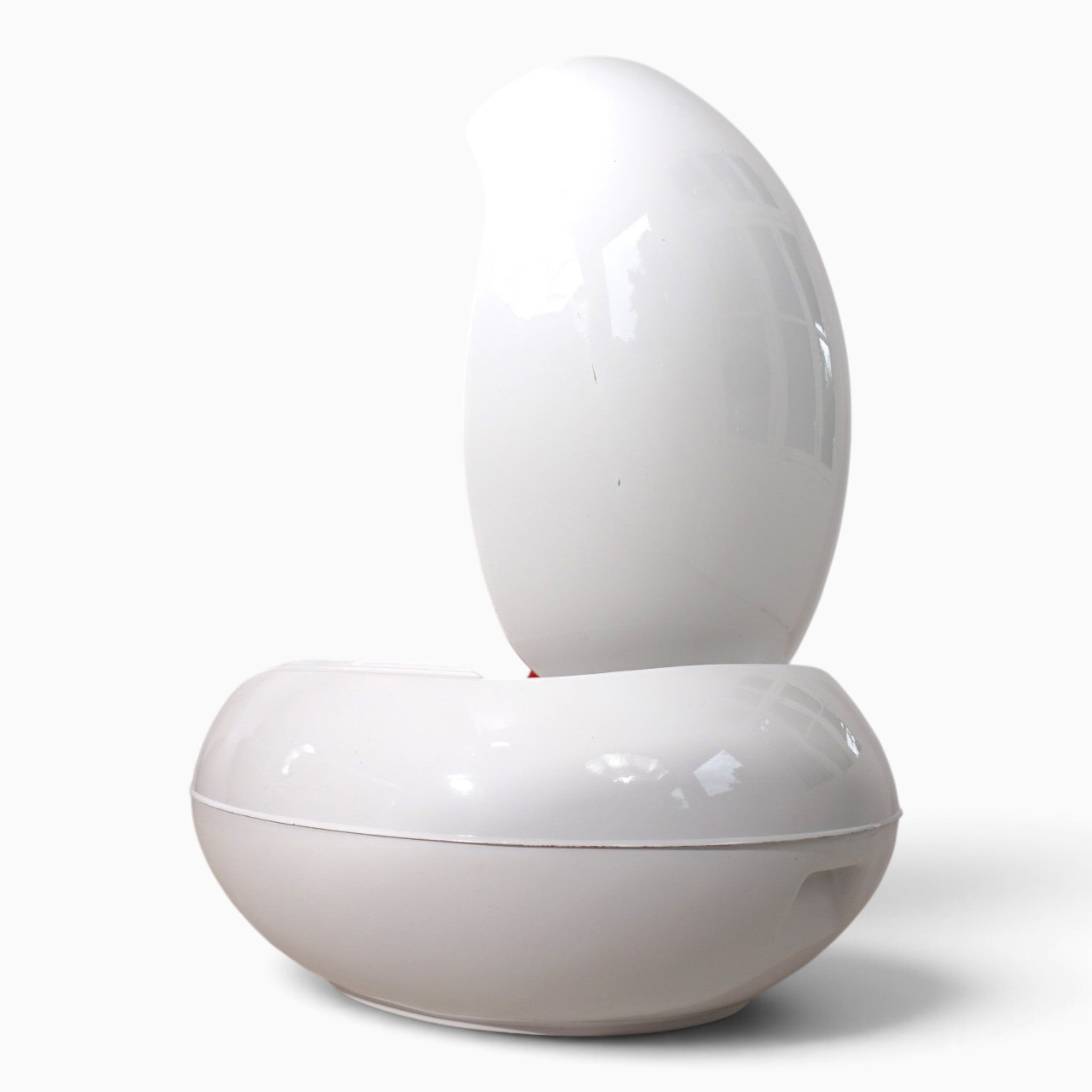 Garden_Egg_Chair_by_Peter_Ghyczy,_Senftenberger_Ei,_White_and_Red,_Germany,_1970s