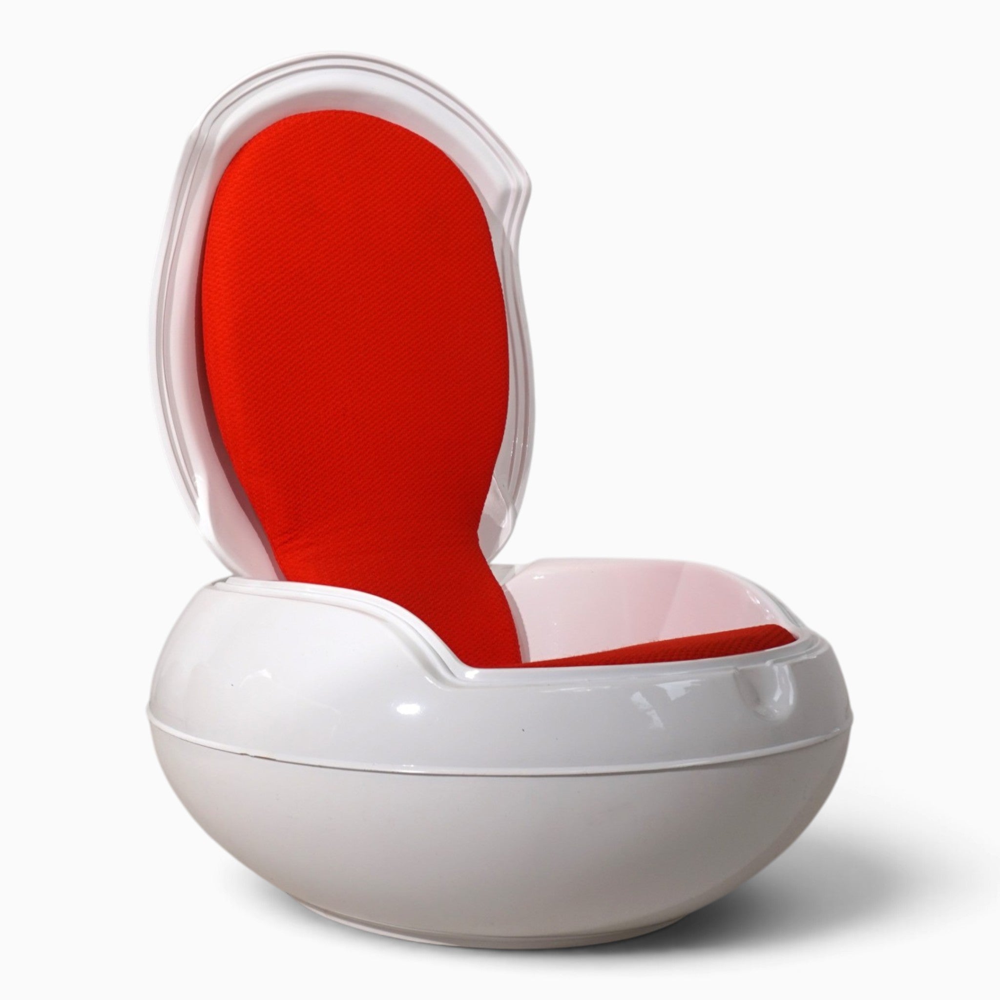 Garden_Egg_Chair_by_Peter_Ghyczy,_Senftenberger_Ei,_White_and_Red,_Germany,_1970s