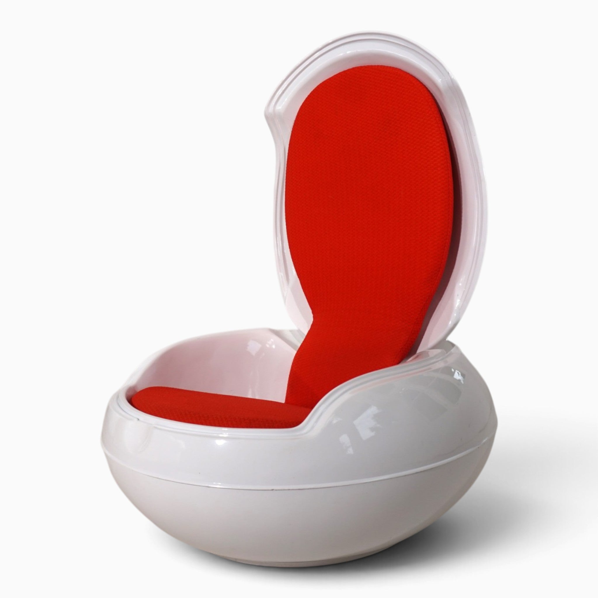 Garden_Egg_Chair_by_Peter_Ghyczy,_Senftenberger_Ei,_White_and_Red,_Germany,_1970s