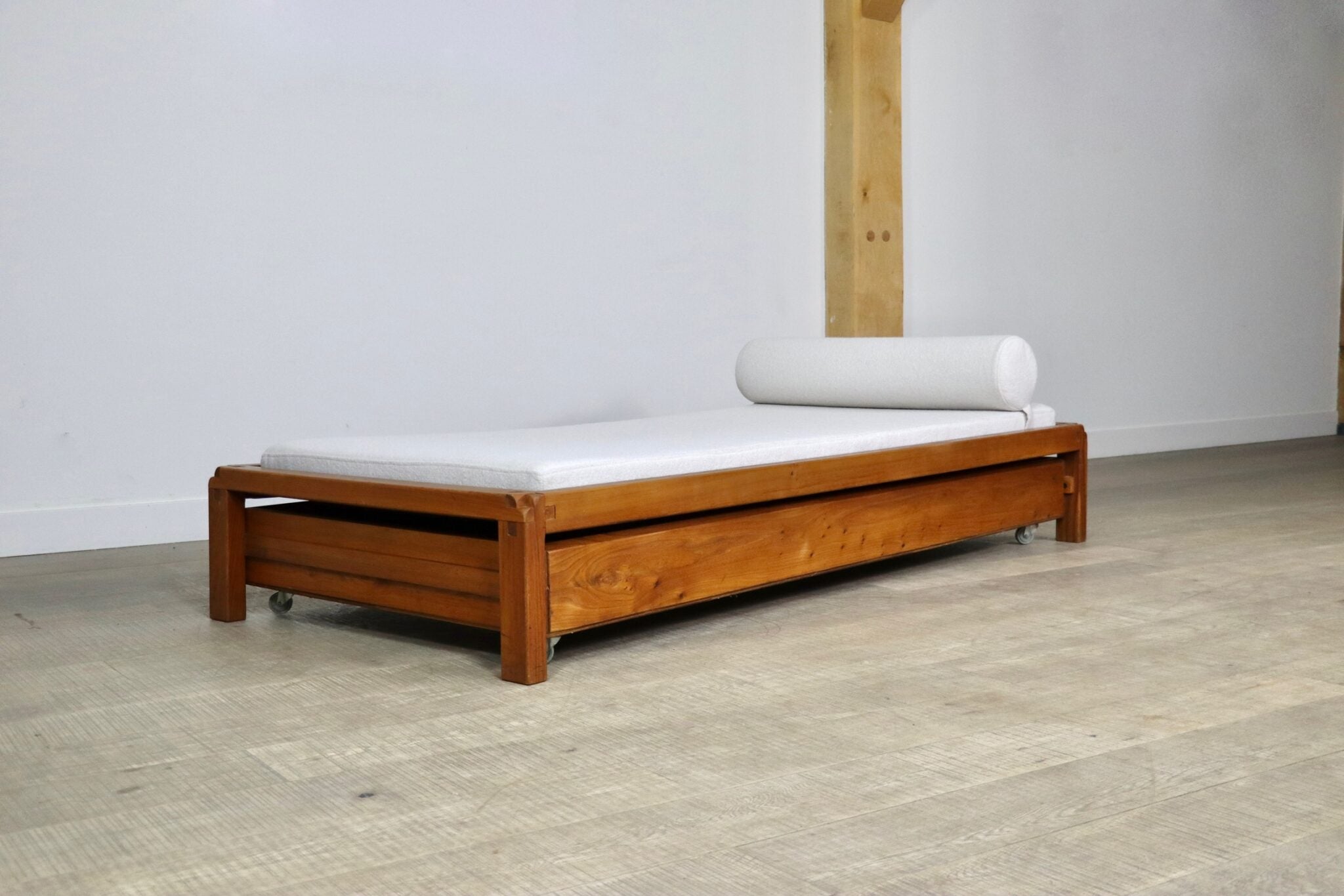 Pierre_Chapo_L03_daybed_in_Solid_Elm,_France_1960s
