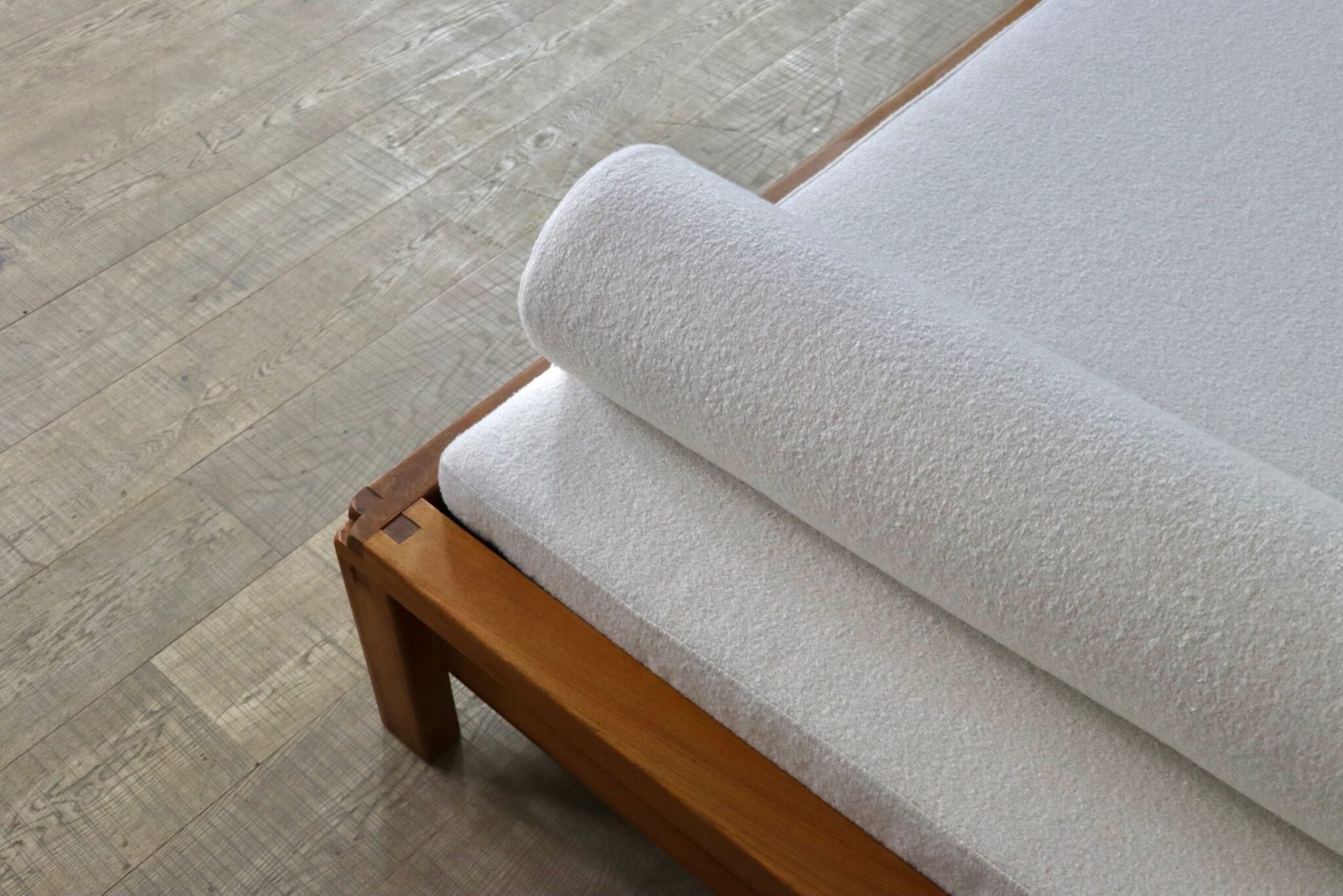 Pierre_Chapo_L03_daybed_in_Solid_Elm,_France_1960s