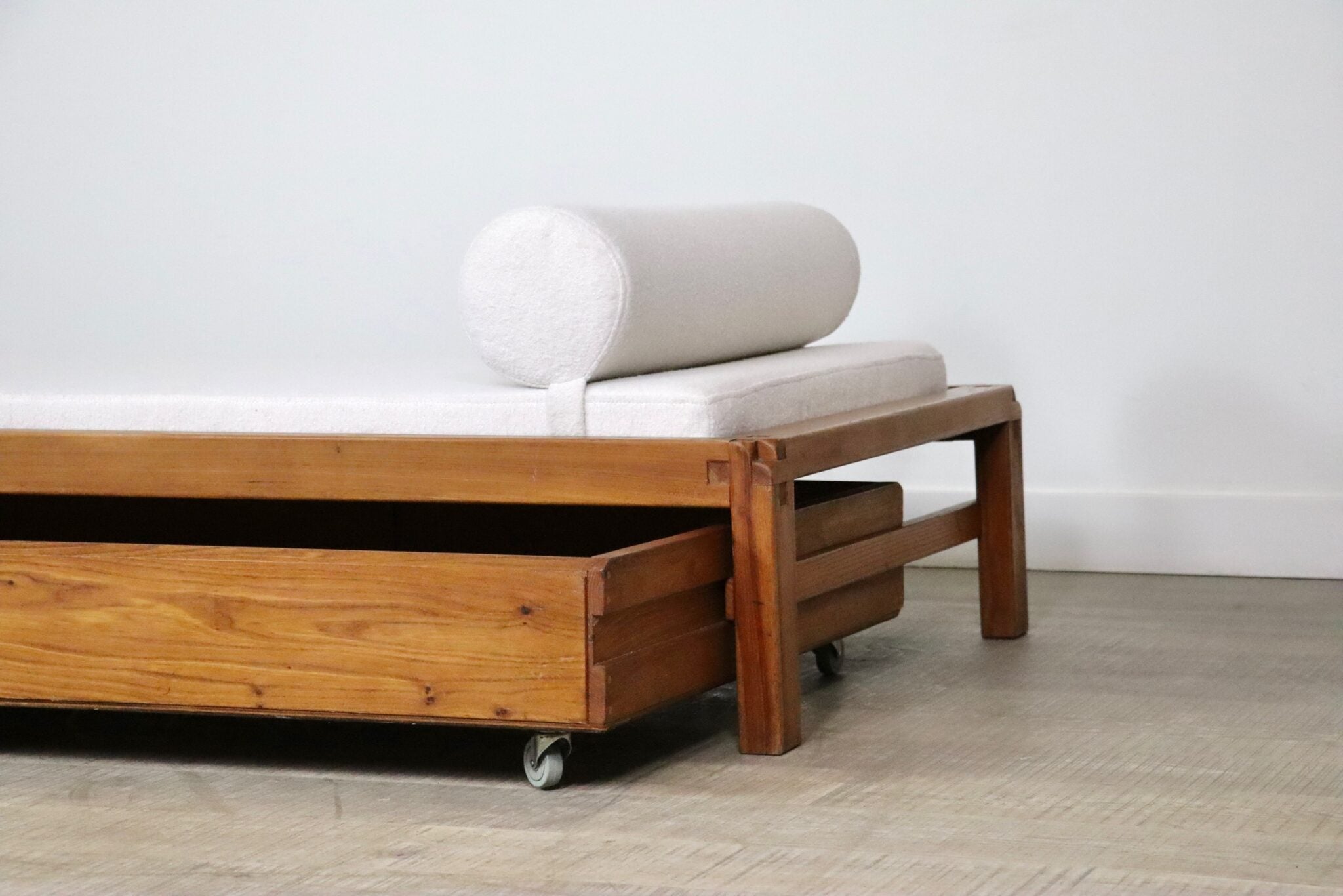 Pierre_Chapo_L03_daybed_in_Solid_Elm,_France_1960s