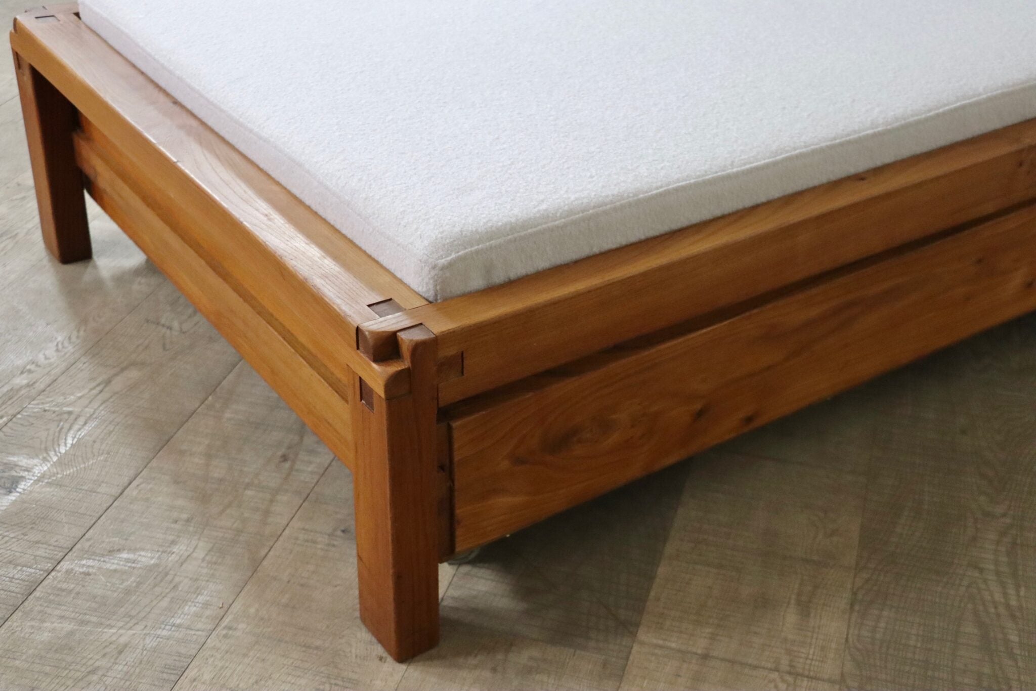 Pierre_Chapo_L03_daybed_in_Solid_Elm,_France_1960s