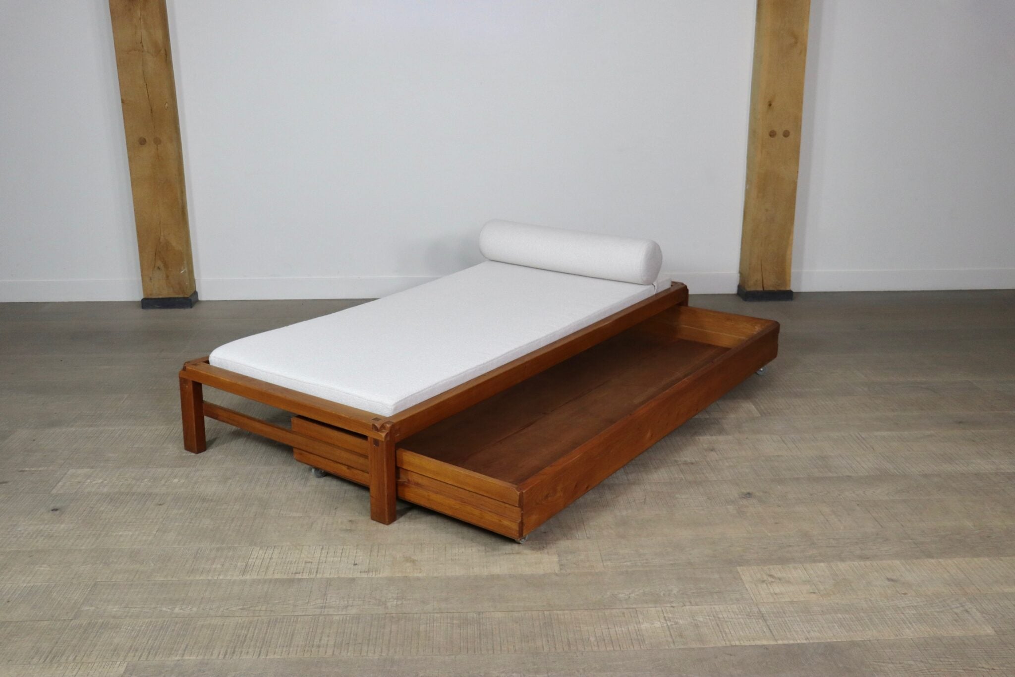 Pierre_Chapo_L03_daybed_in_Solid_Elm,_France_1960s
