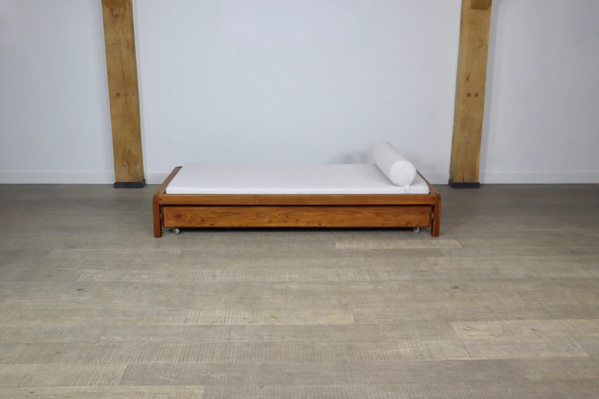 Pierre_Chapo_L03_daybed_in_Solid_Elm,_France_1960s