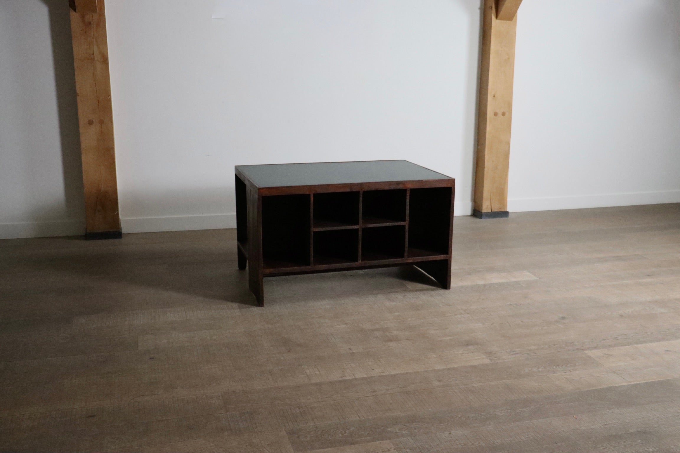Pierre_Jeanneret_Pigeonhole_Desk_PJ-BU-02-A,_India_1950s