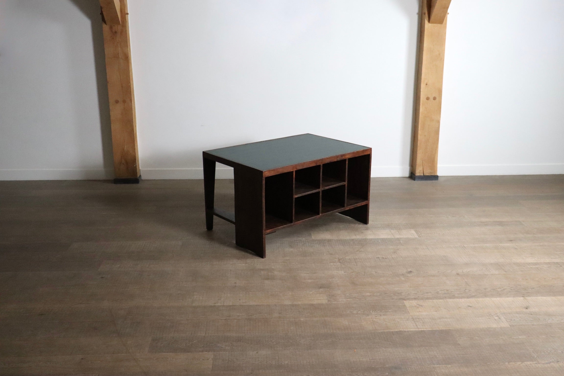Pierre_Jeanneret_Pigeonhole_Desk_PJ-BU-02-A,_India_1950s