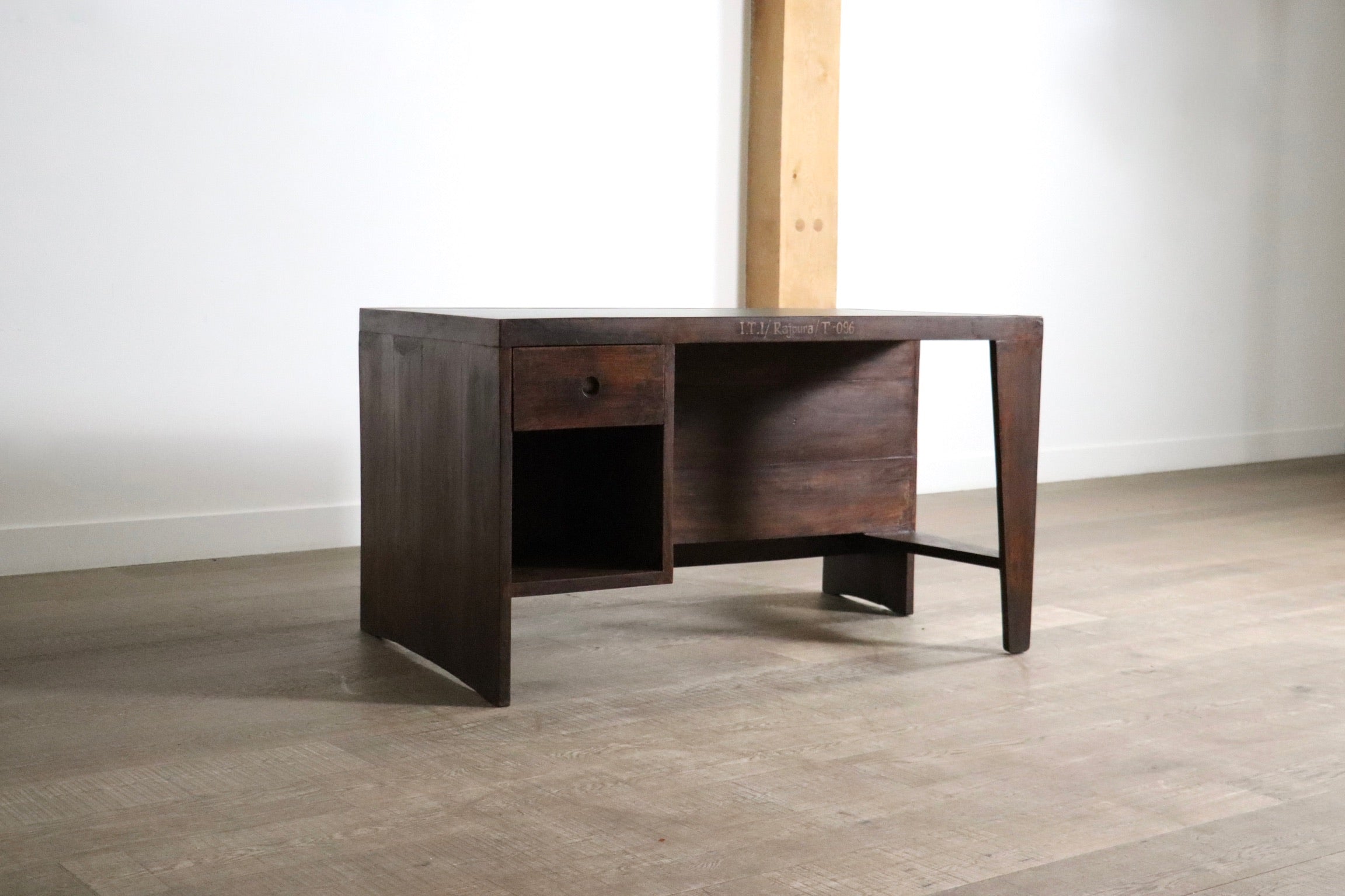 Pierre_Jeanneret_Pigeonhole_Desk_PJ-BU-02-A,_India_1950s