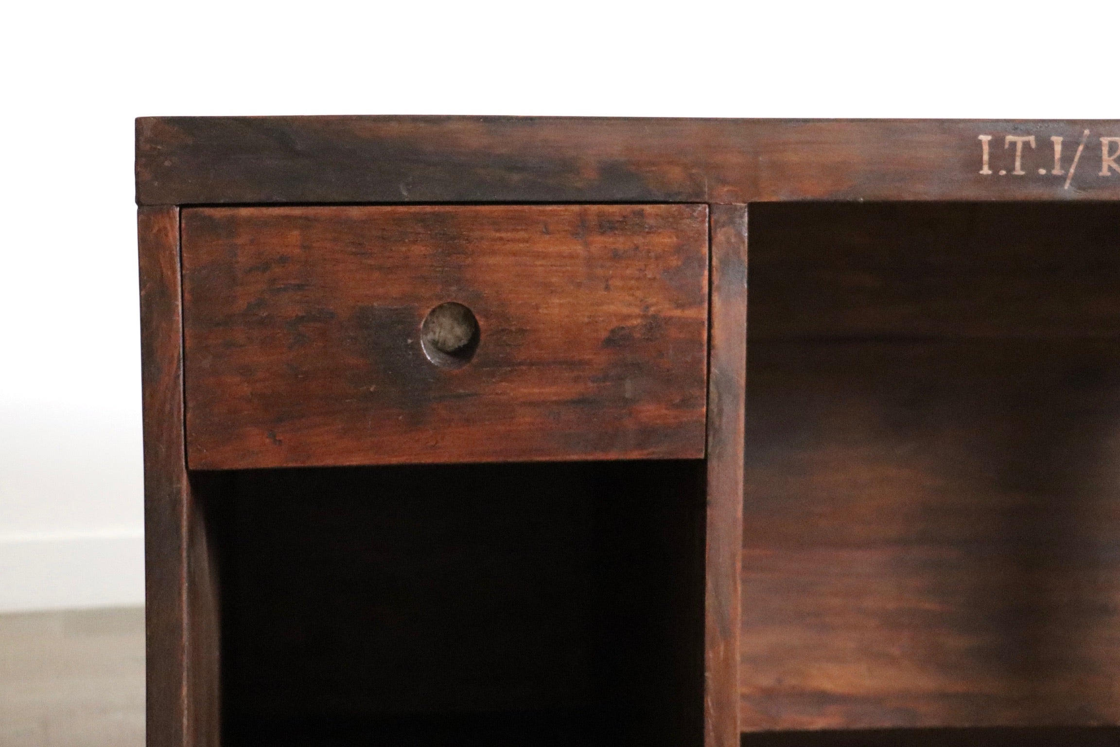 Pierre_Jeanneret_Pigeonhole_Desk_PJ-BU-02-A,_India_1950s
