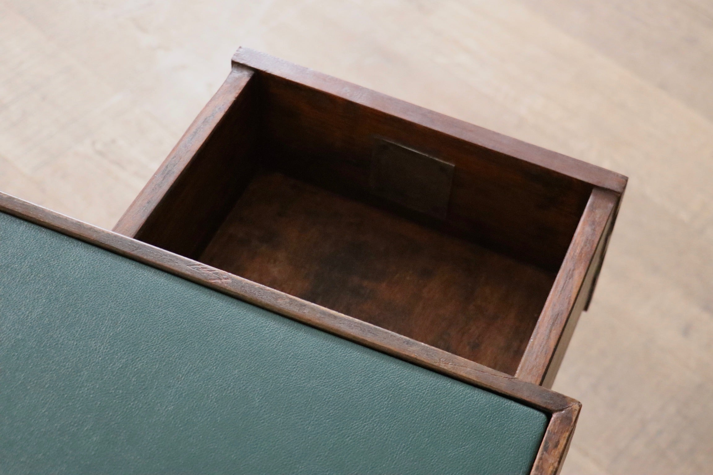 Pierre_Jeanneret_Pigeonhole_Desk_PJ-BU-02-A,_India_1950s